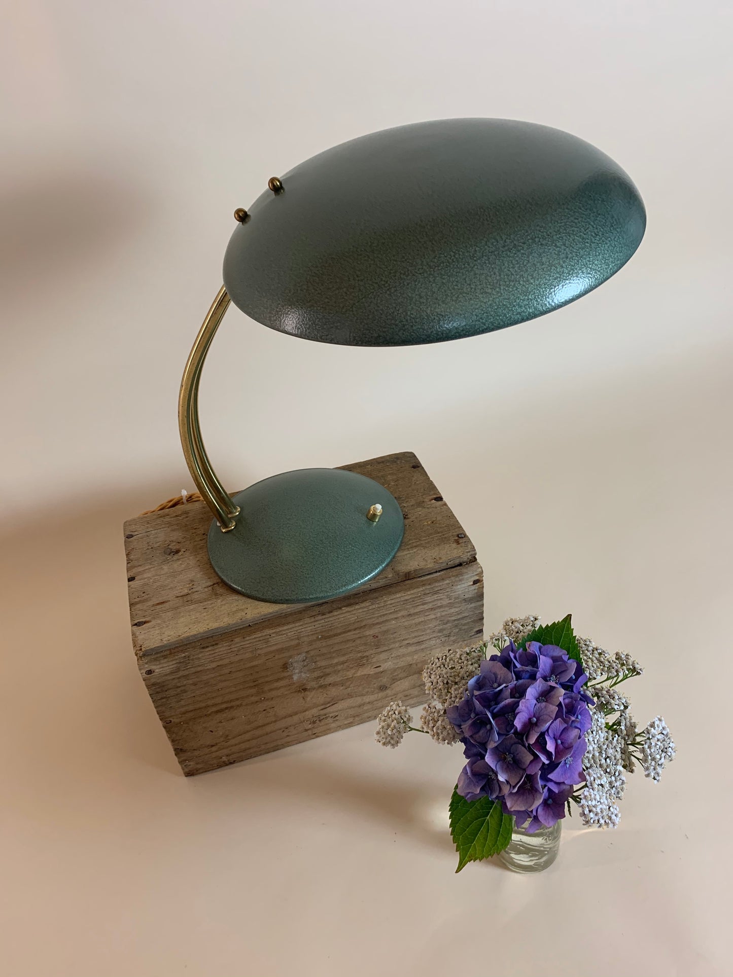 Vintage lampa i grön hammarlack och med arm i mässing