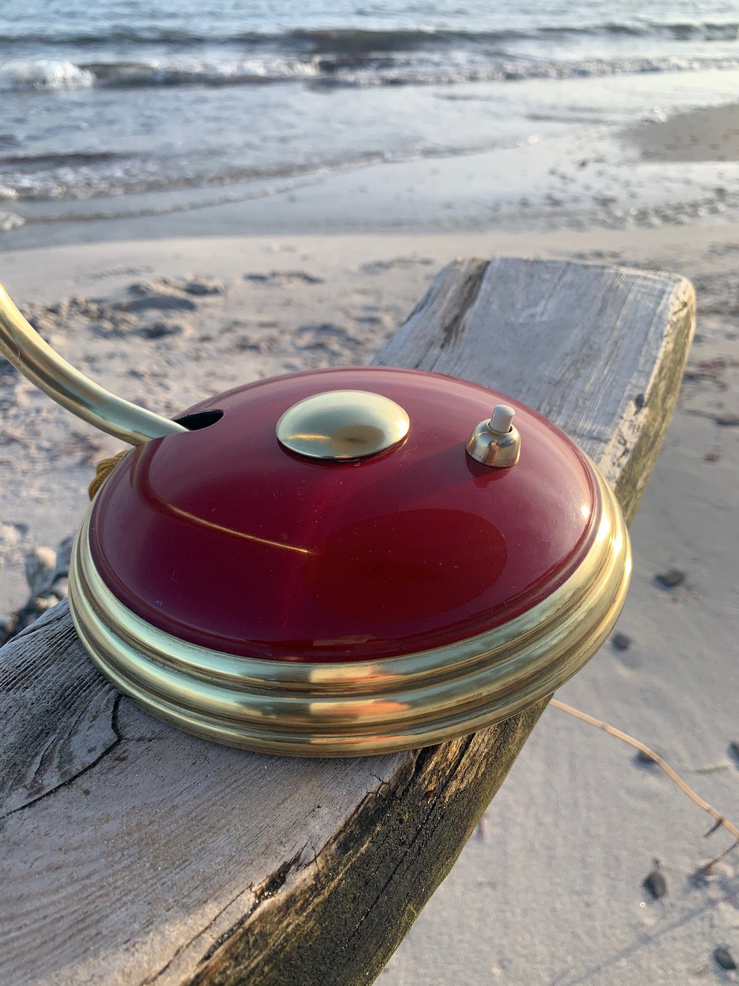 Helo bordslampa - Röd/mässing