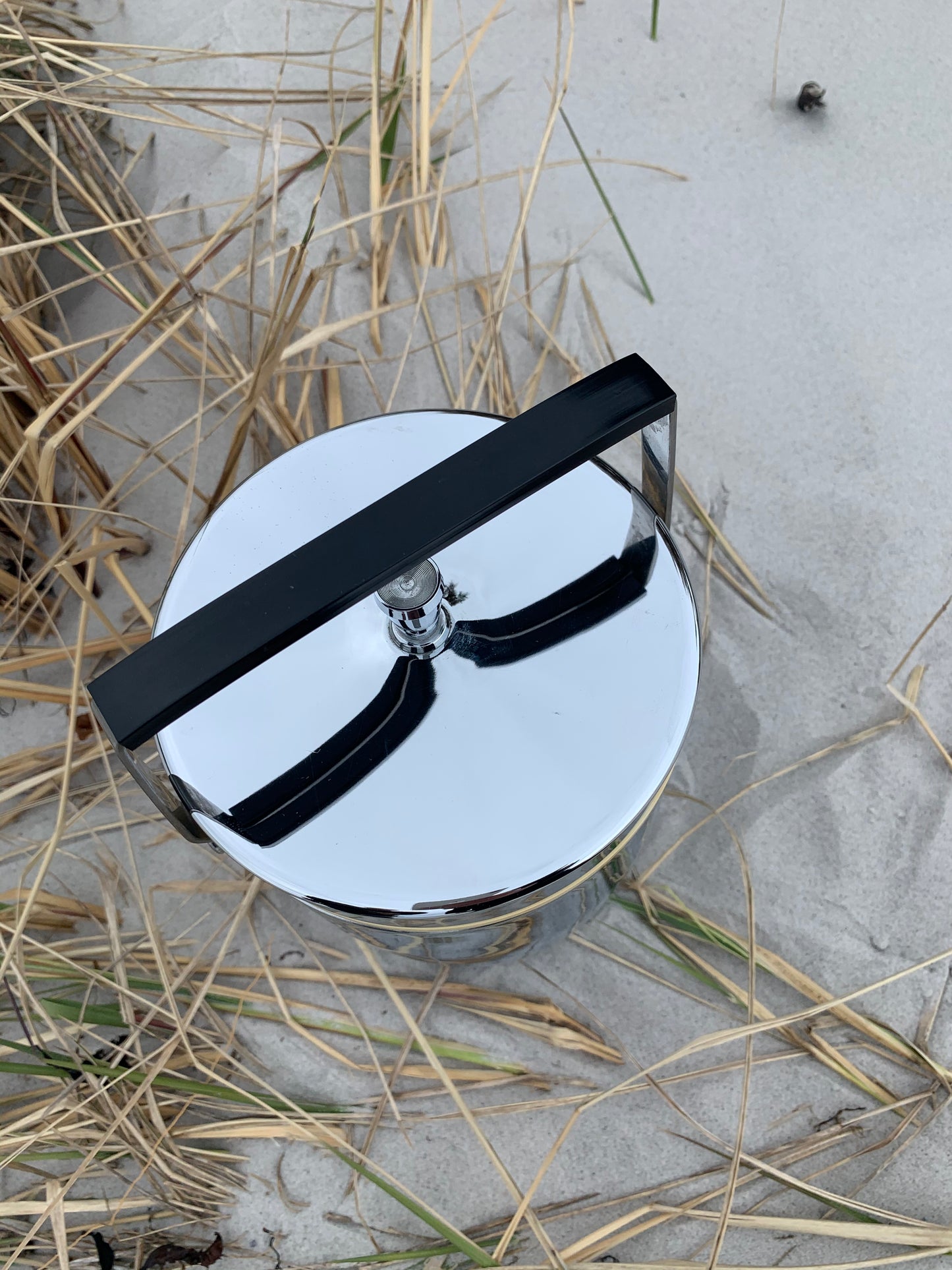 Ishink med lock och handtag