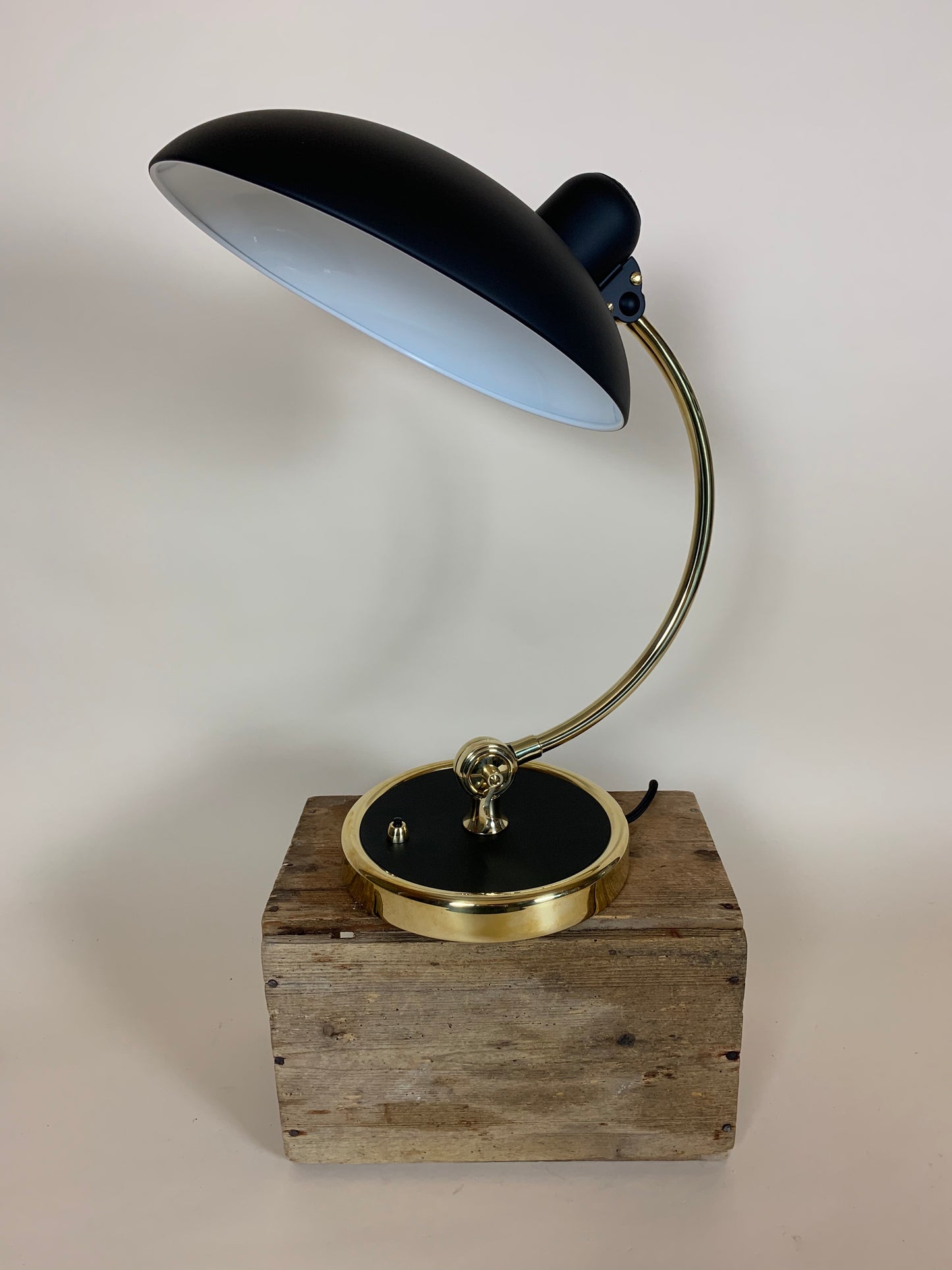 Kaiser Idell bordslampa - Mattsvart med mässing