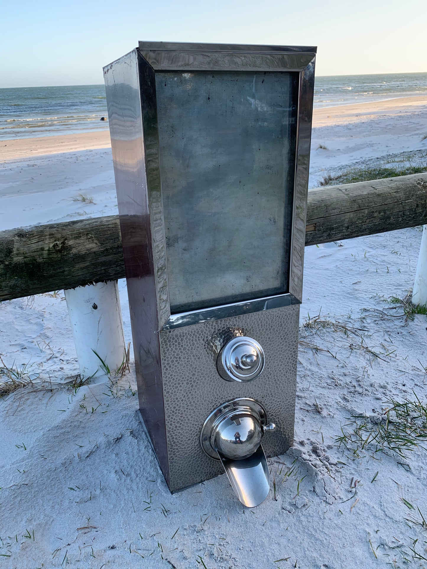Rolig gammal kaffeautomat för kaffeälskaren
