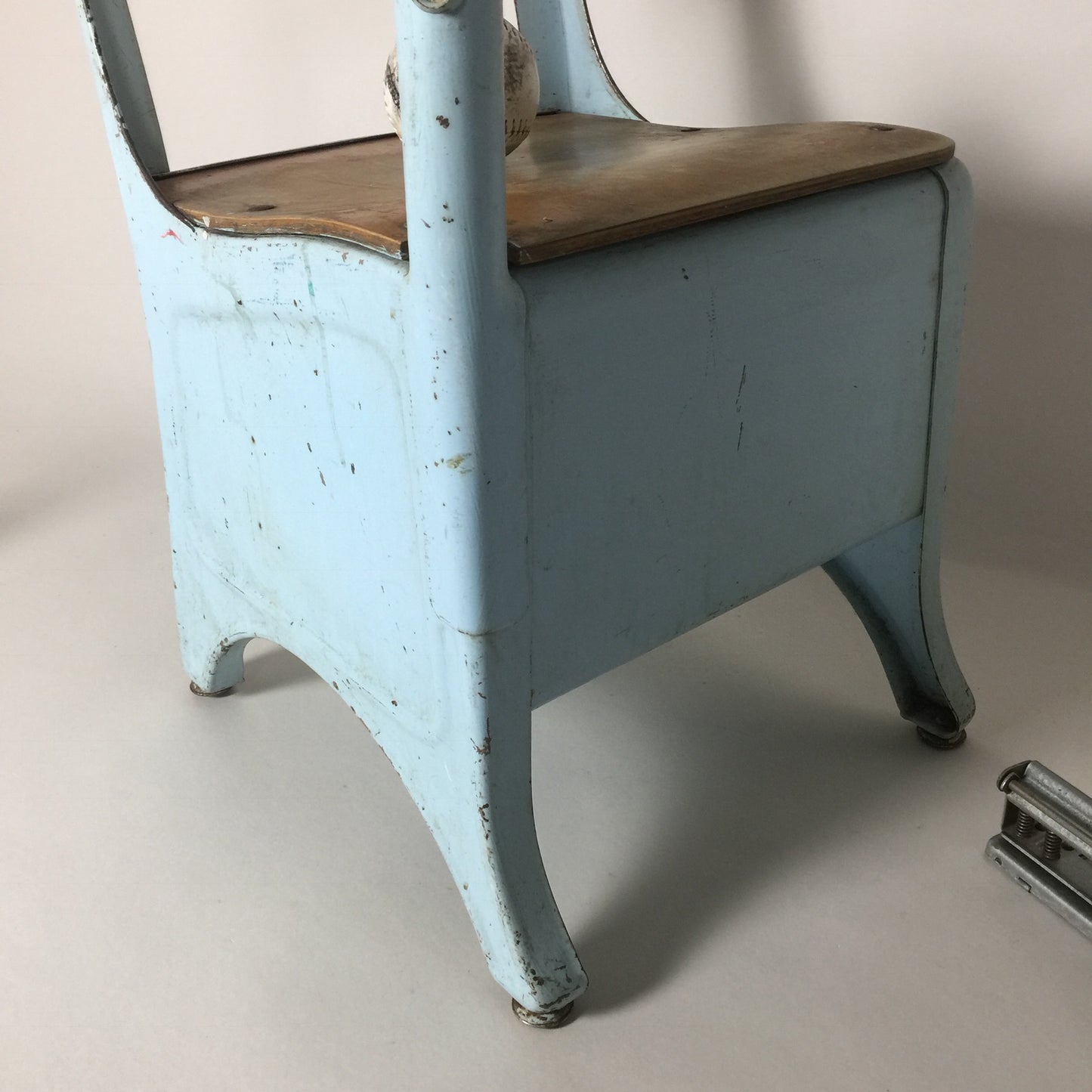 Rå och läcker vintage skolbänk från New York