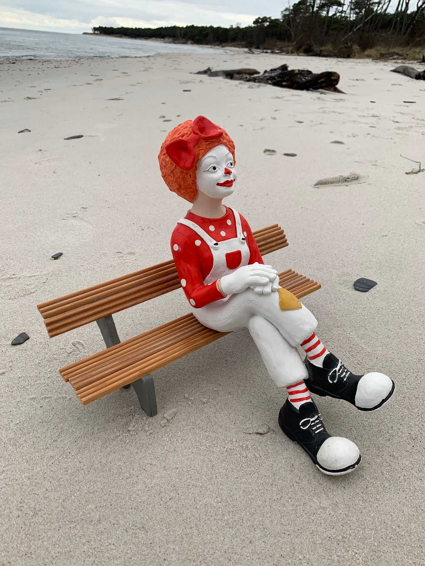 Clown på bänk