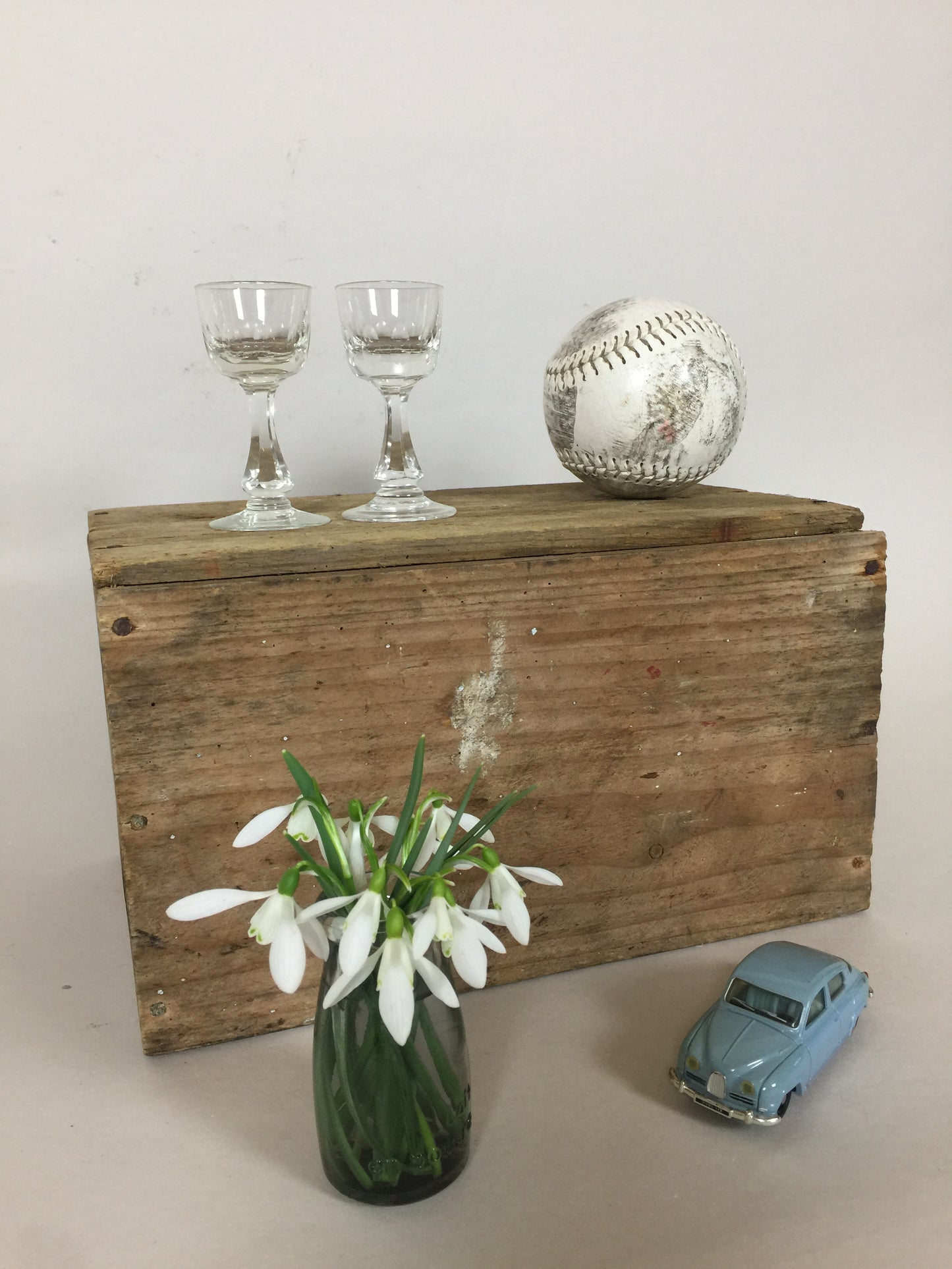 Två vackra gamla glas