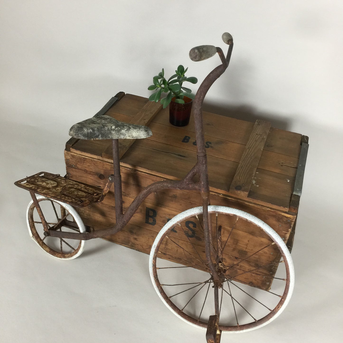 Dekorativ barncykel med mycket patina