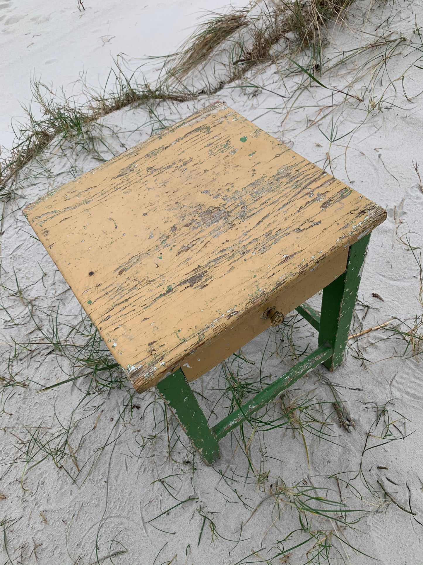 Litet bord med låda