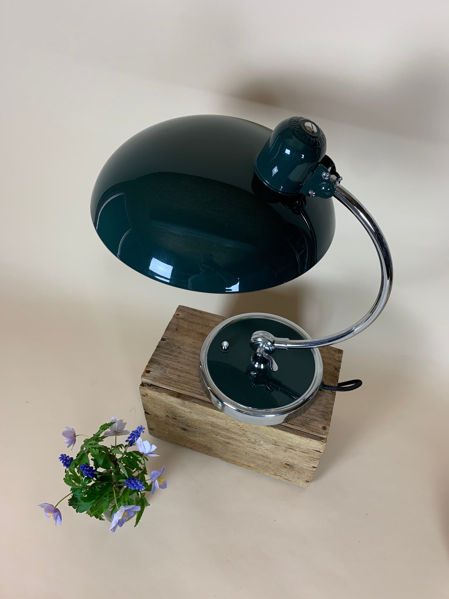 Kaiser Idell 6631 bordslampa i mörkgrön