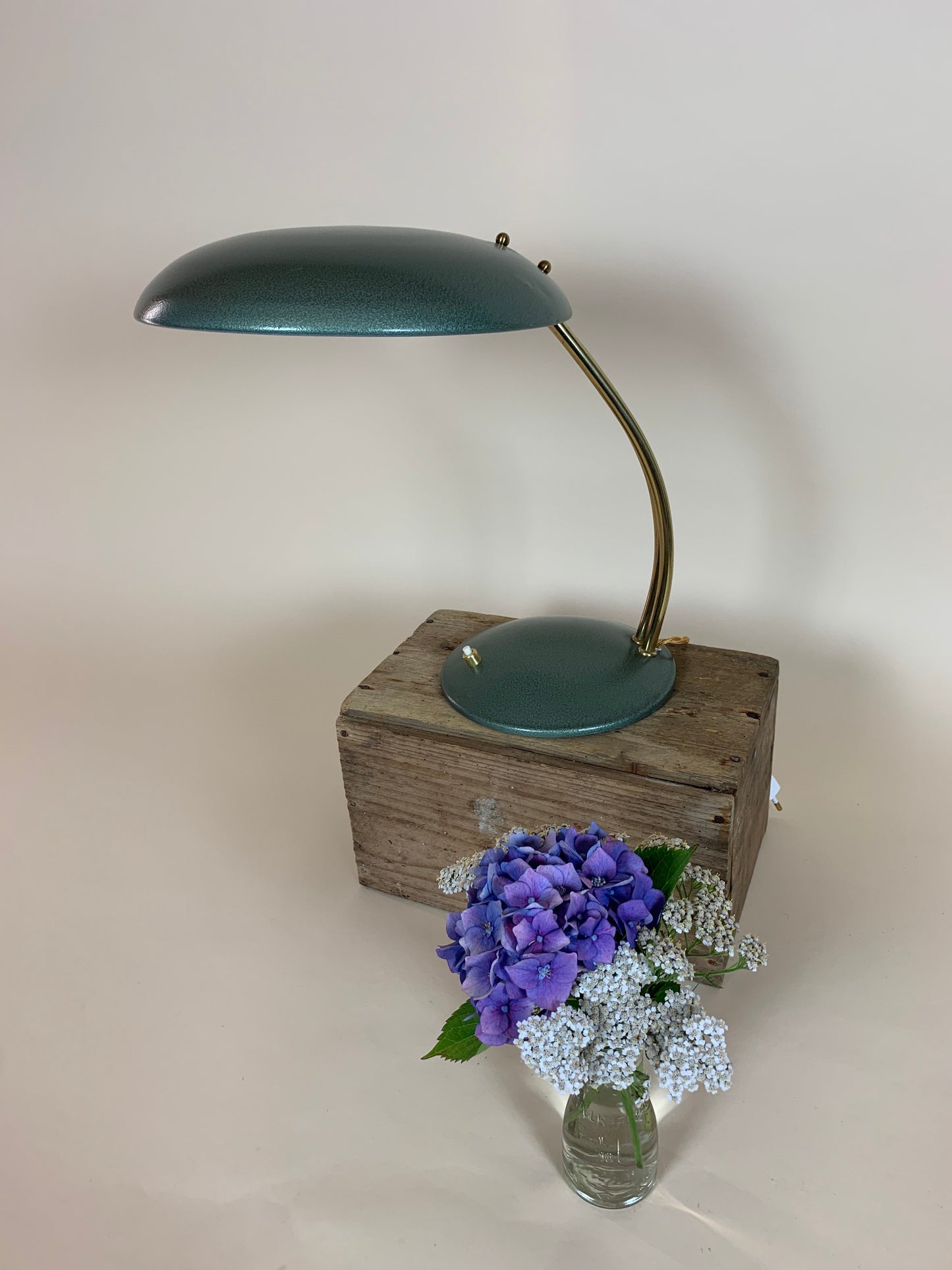 Vintage lampa i grön hammarlack och med arm i mässing