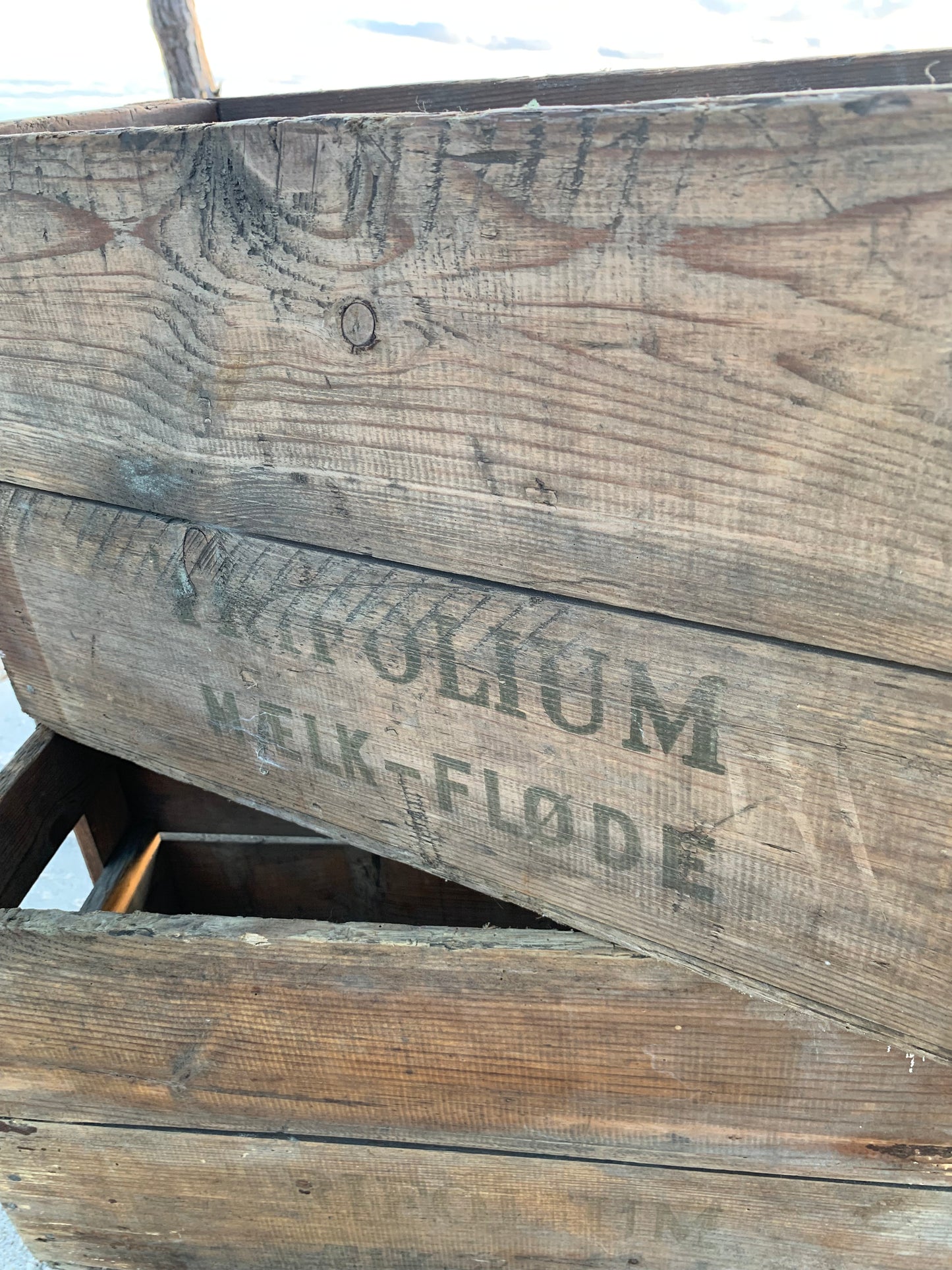 Mjölklåda med fack och zinkbas