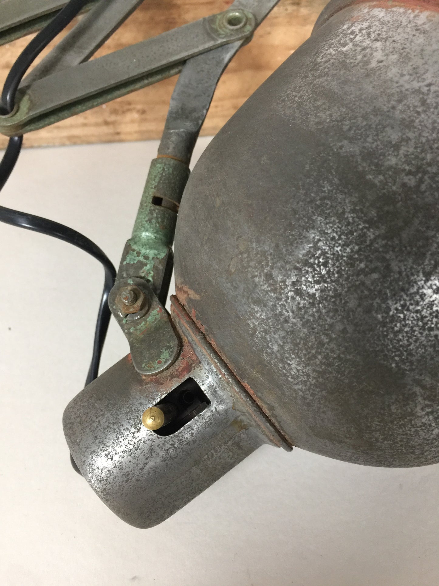 Rå skönhet och läcker industriell saxlampa