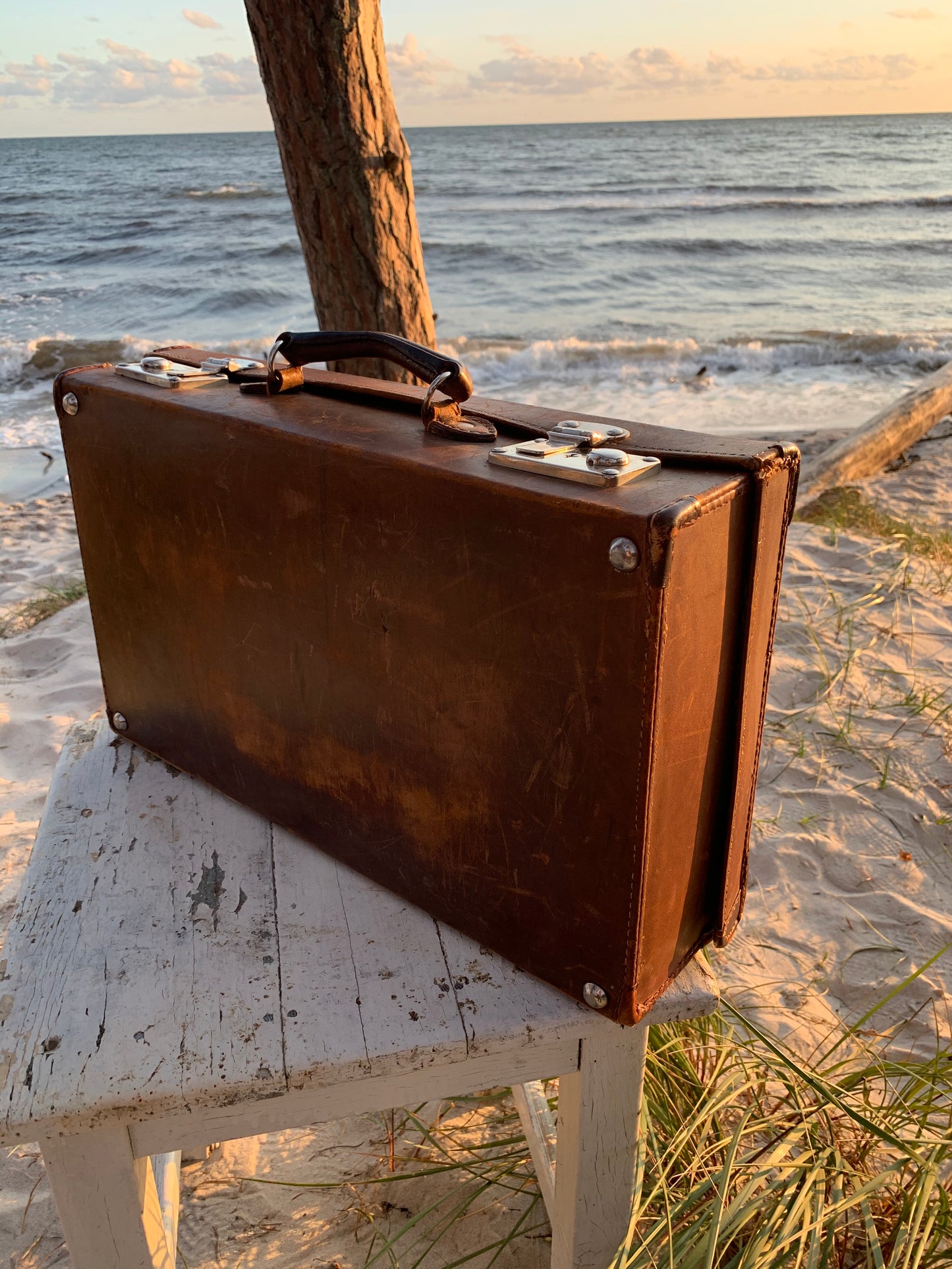 Resväska i skinn med mycket patina