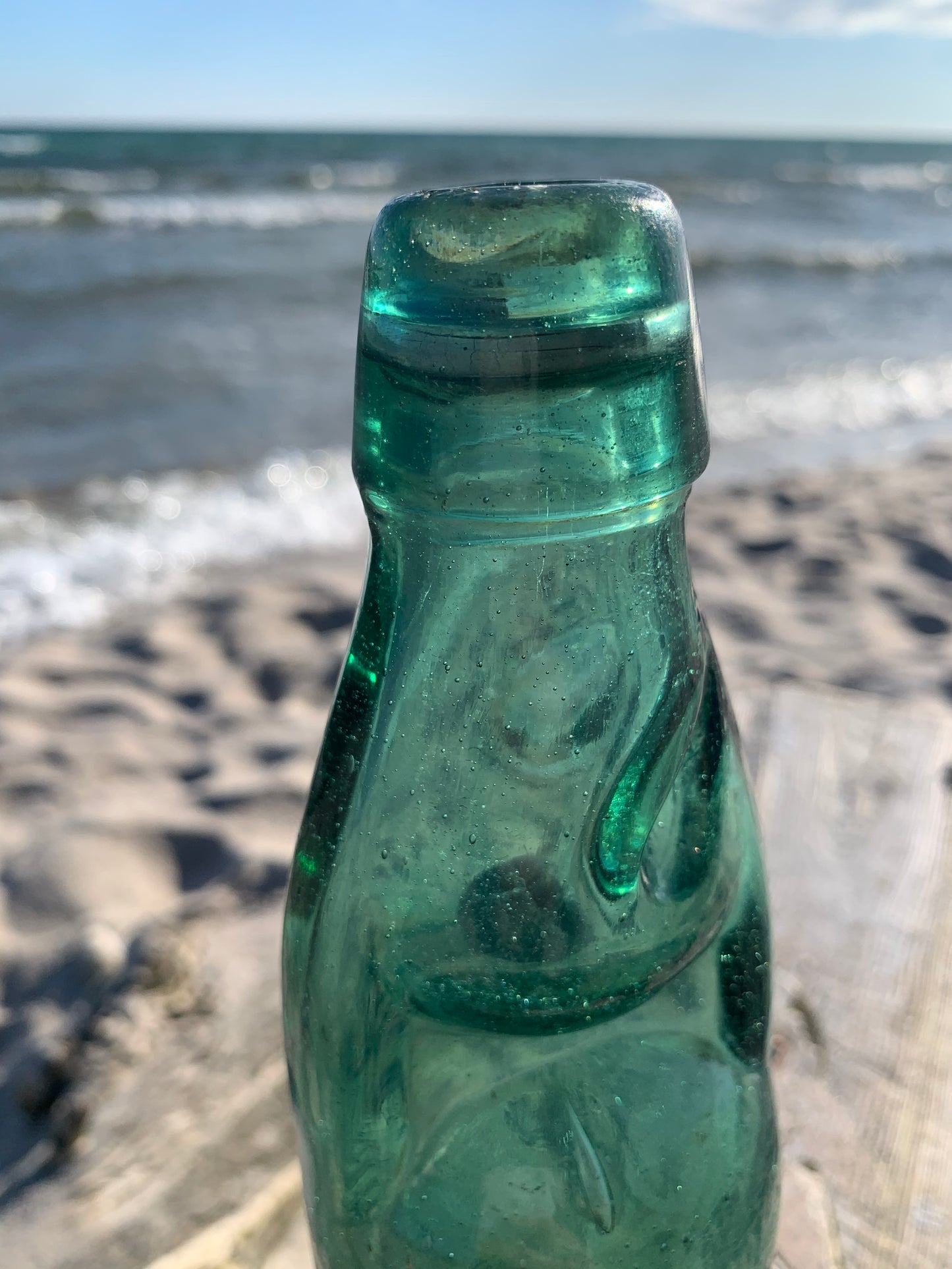 Gammal rustik flaska med boll