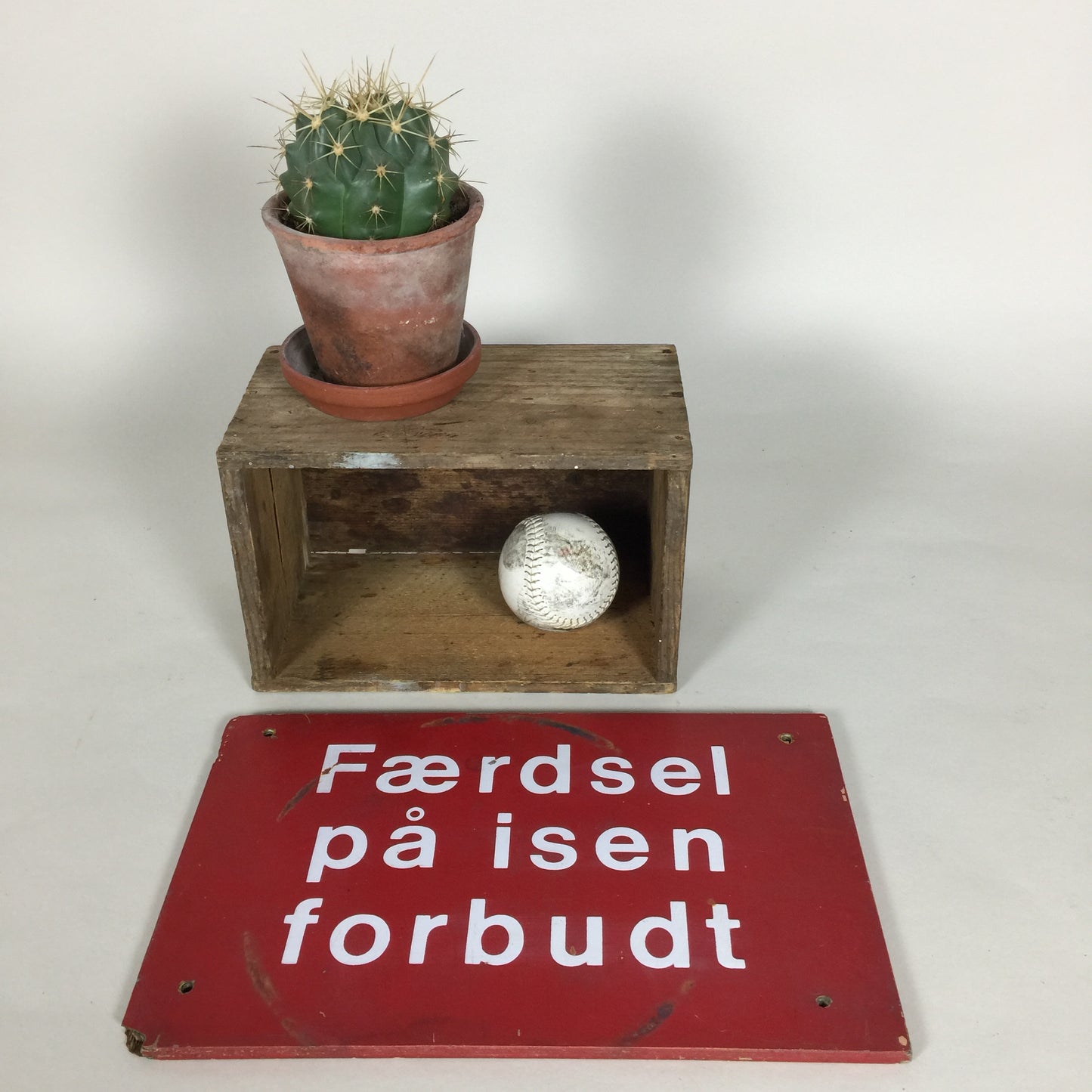 Rolig gammal träskylt