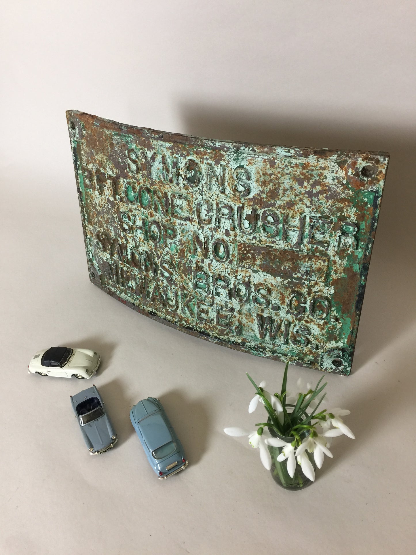 Vacker och svängd gammal skylt med mycket fin patina