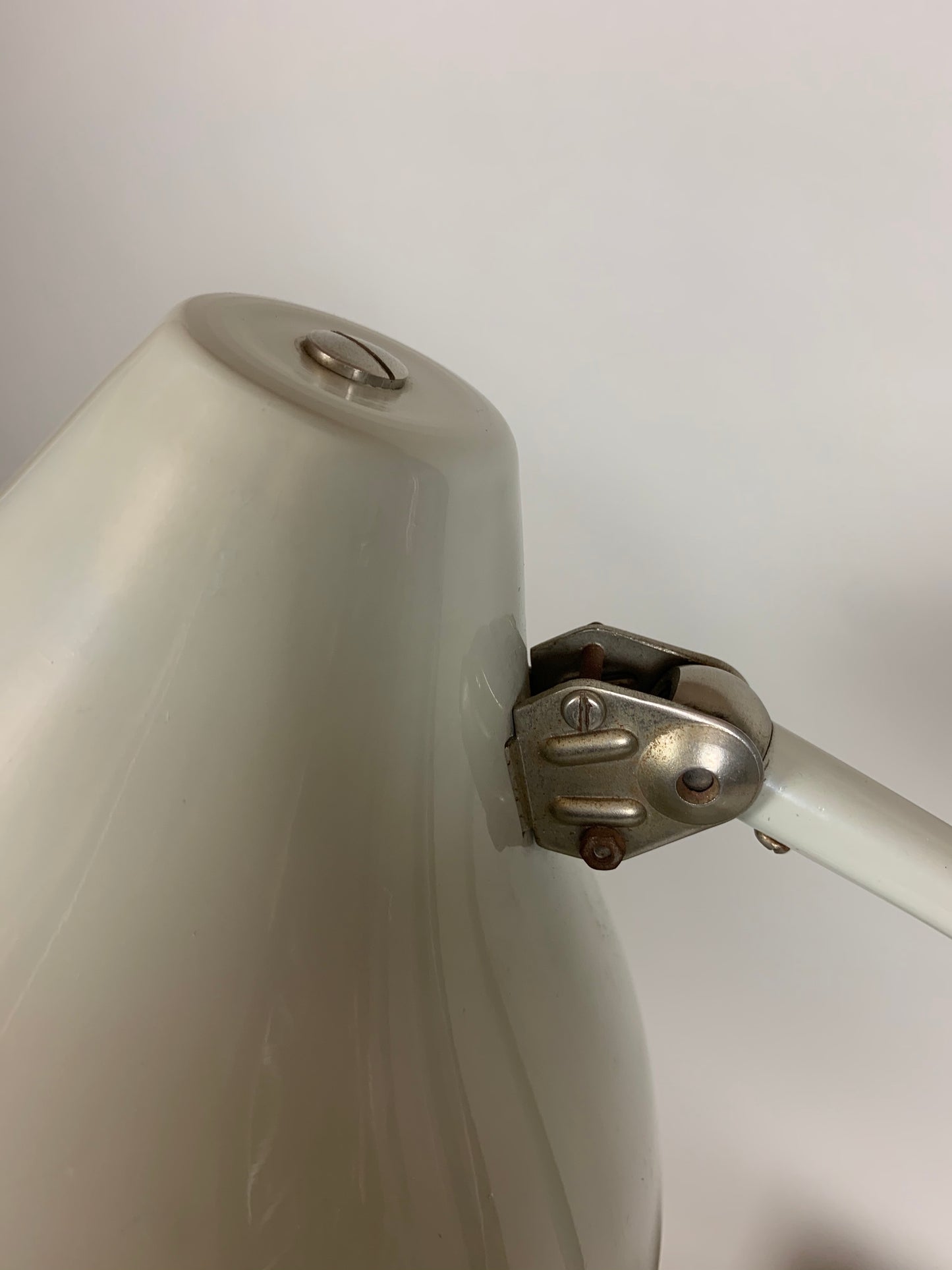 Grå Hala bordslampa med vackra mjuka linjer