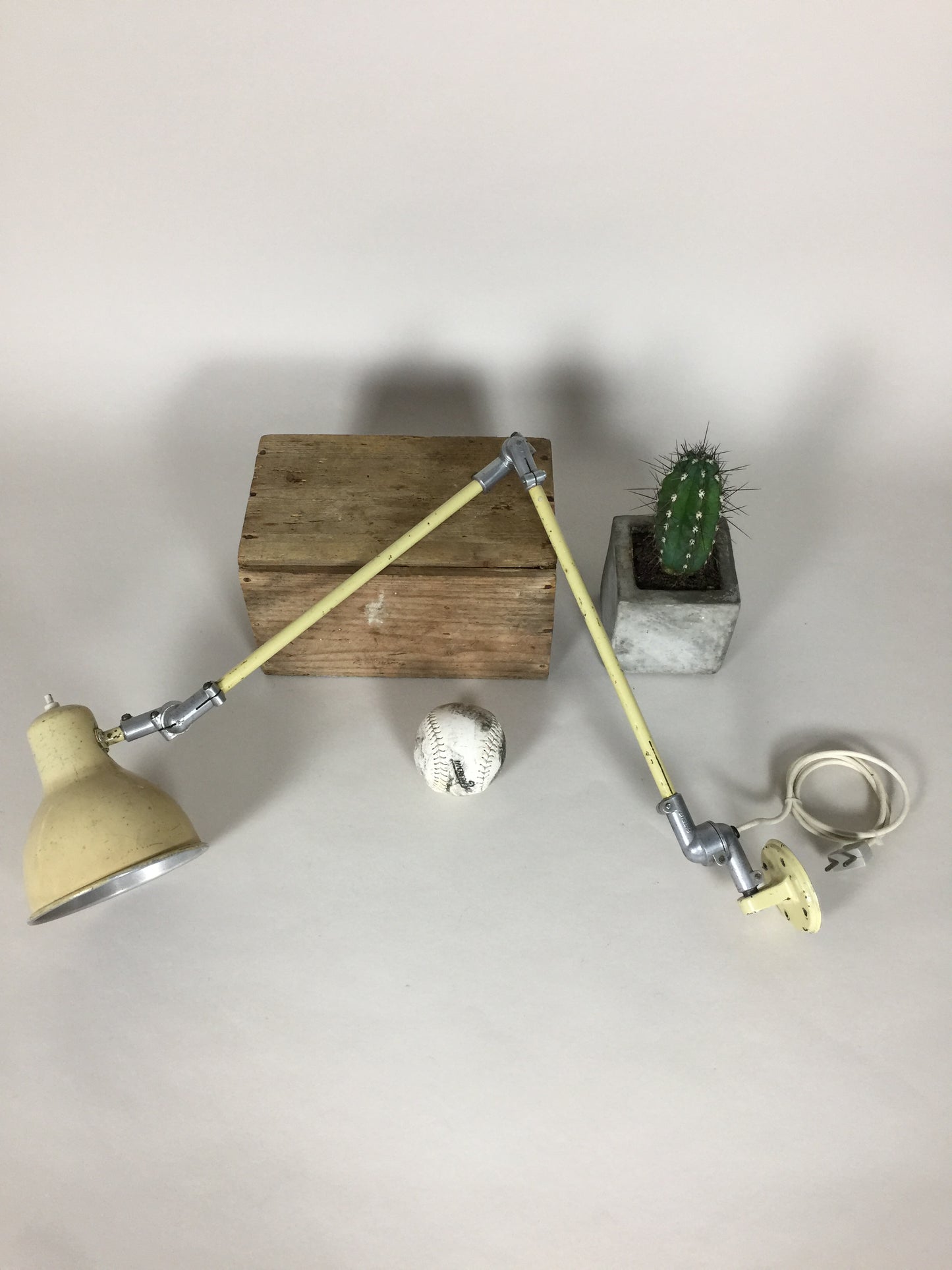 Rå och original Rijo vägglampa