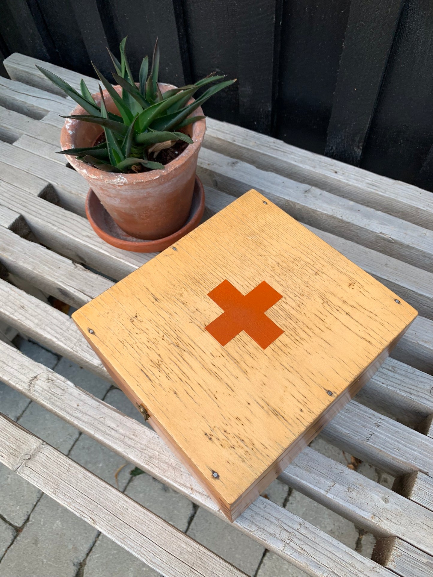 Röda korset trälåda
