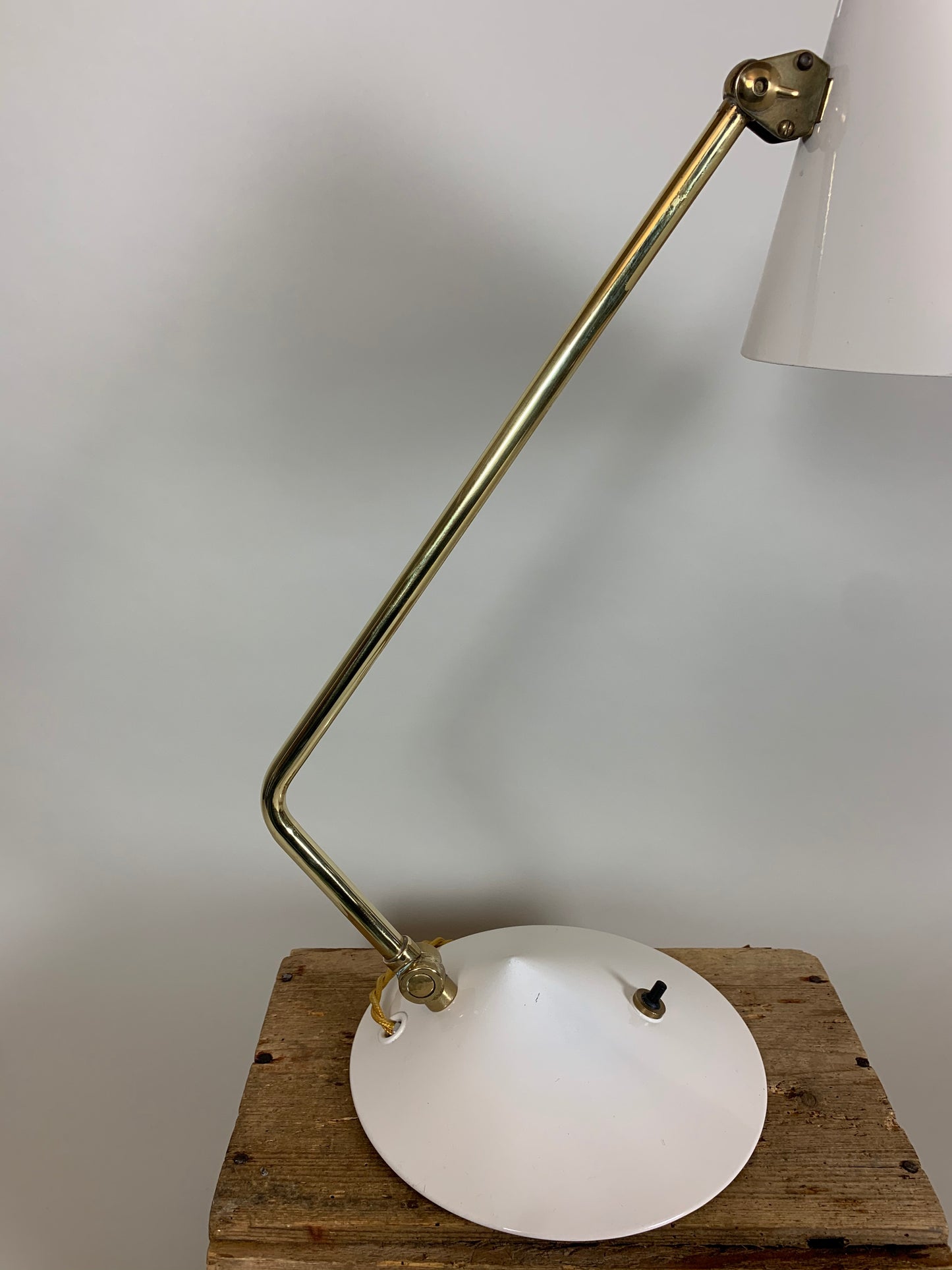 Hala bordslampa - Vit och mässing