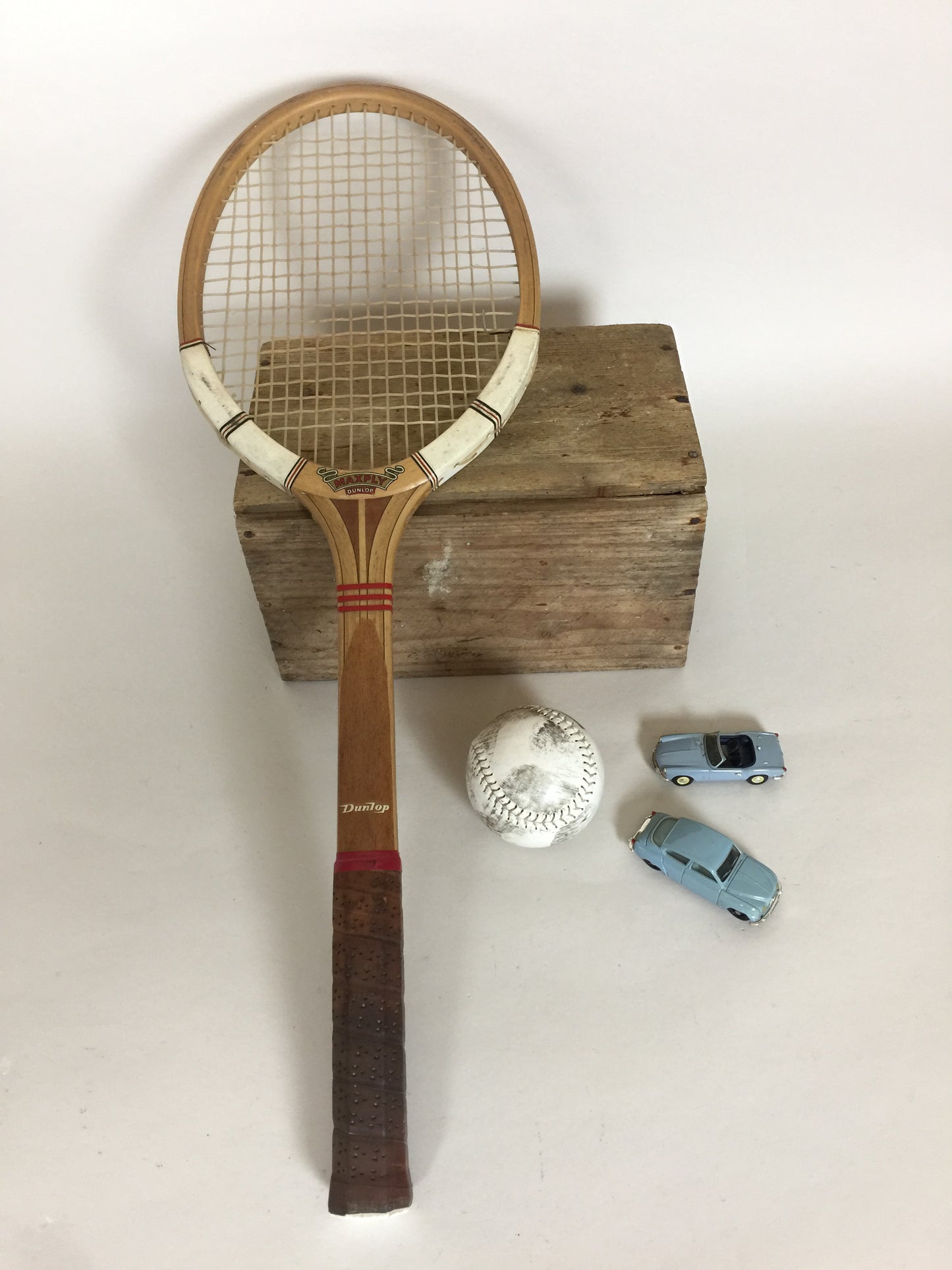 Vackert gammalt och dekorativt tennisracket