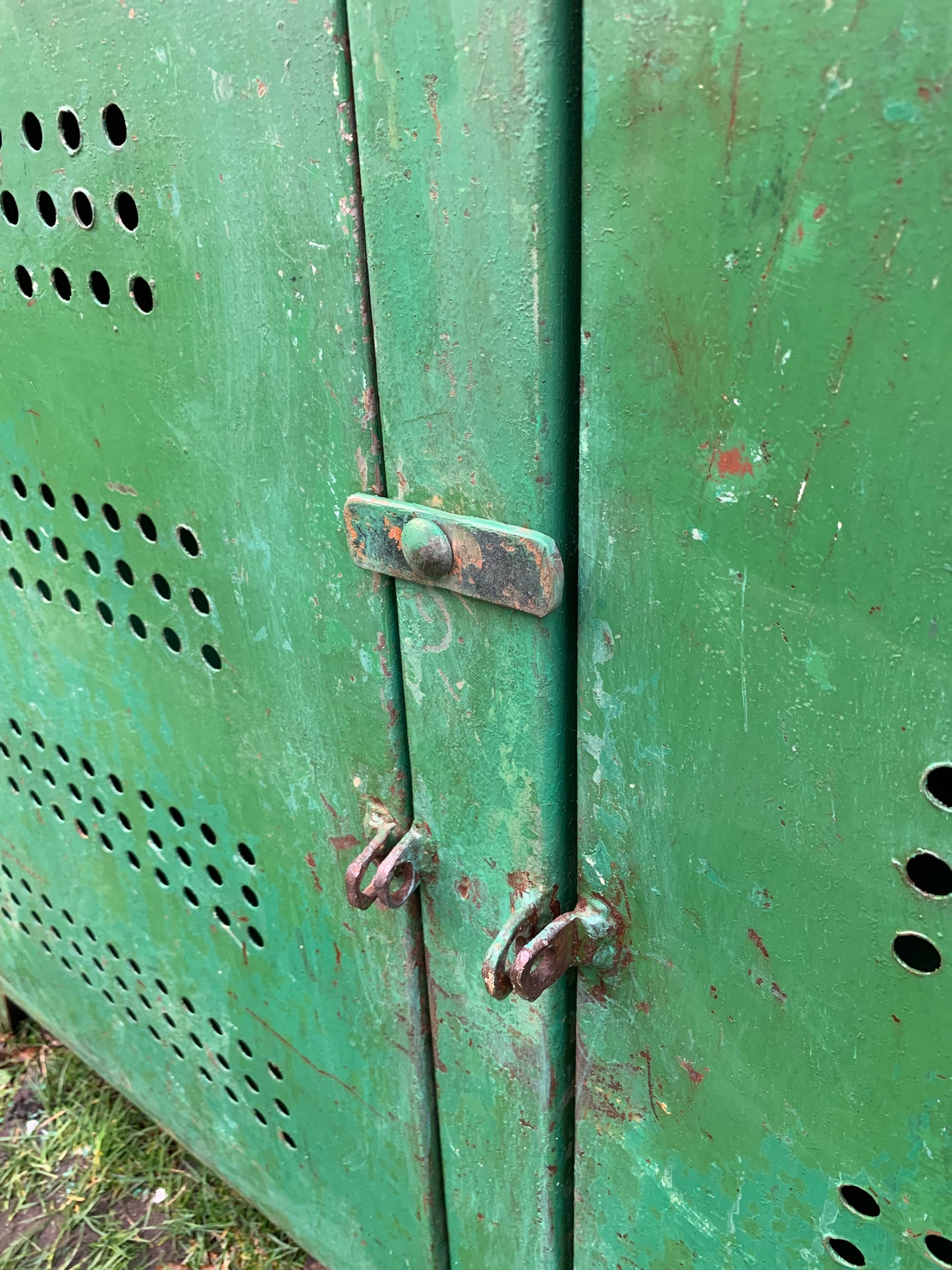 Grönt metallskåp/bord med massor av rå charm