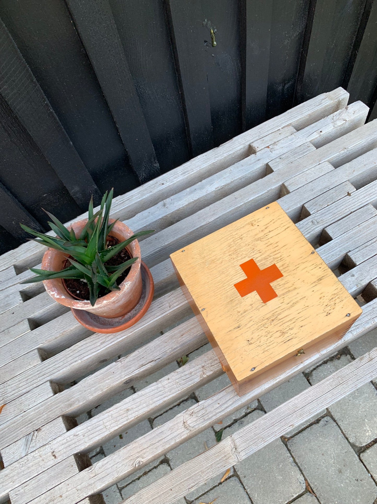 Röda korset trälåda