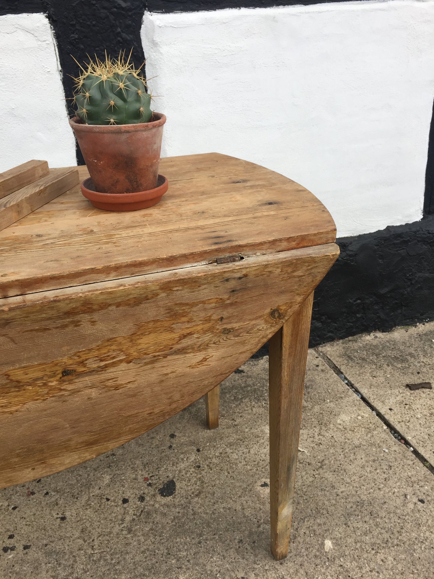 Vackert gammalt bord med två klaffar