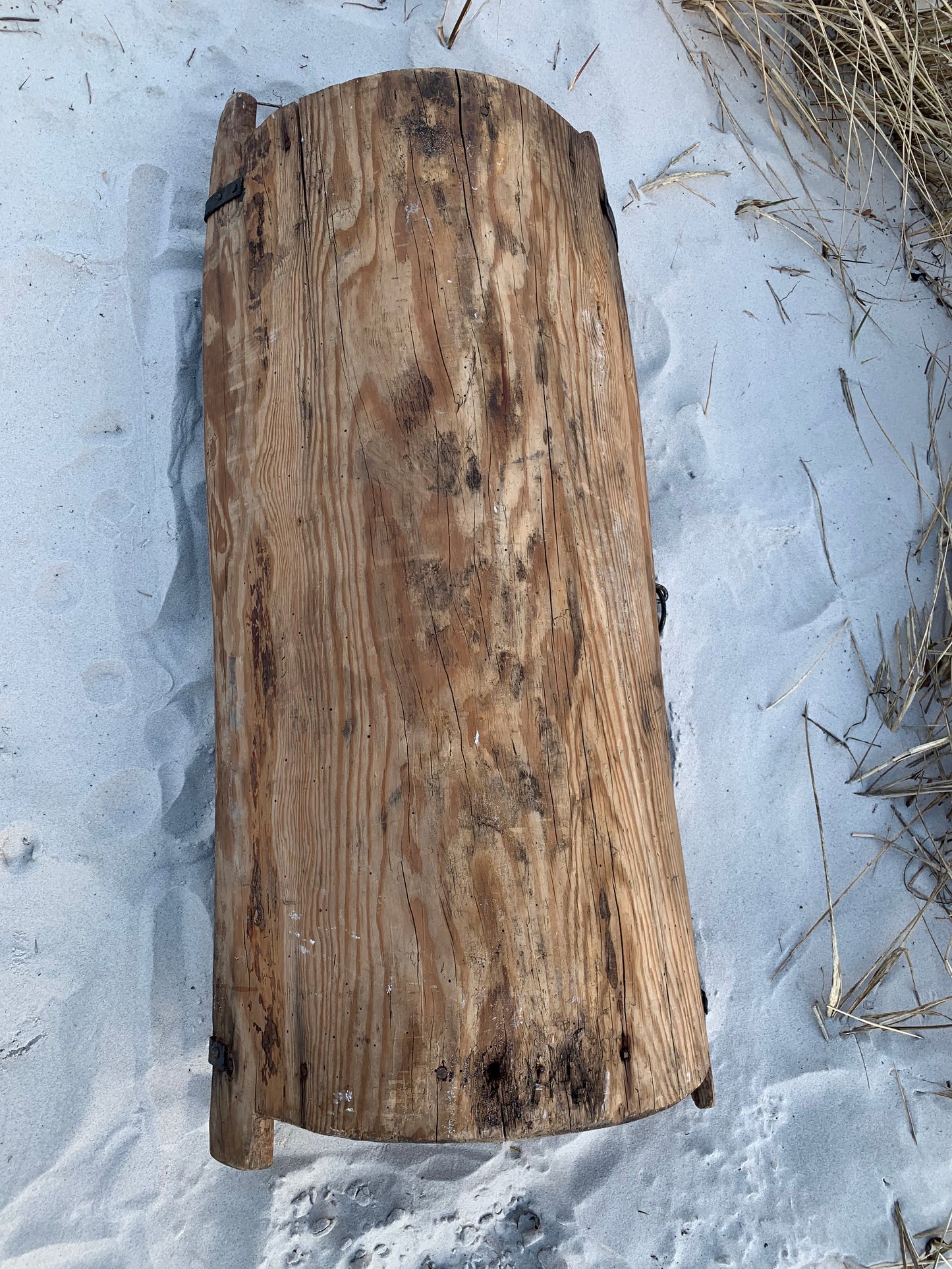 Stor gammal stryksulan med järndetaljer