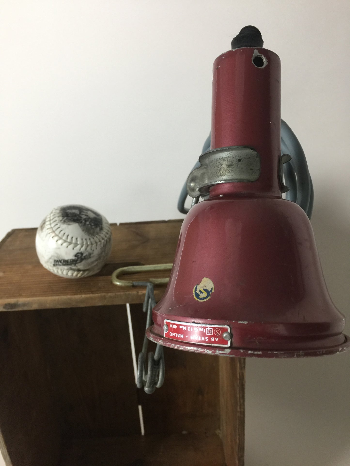 Industriell och rå klämlampa från Sverige