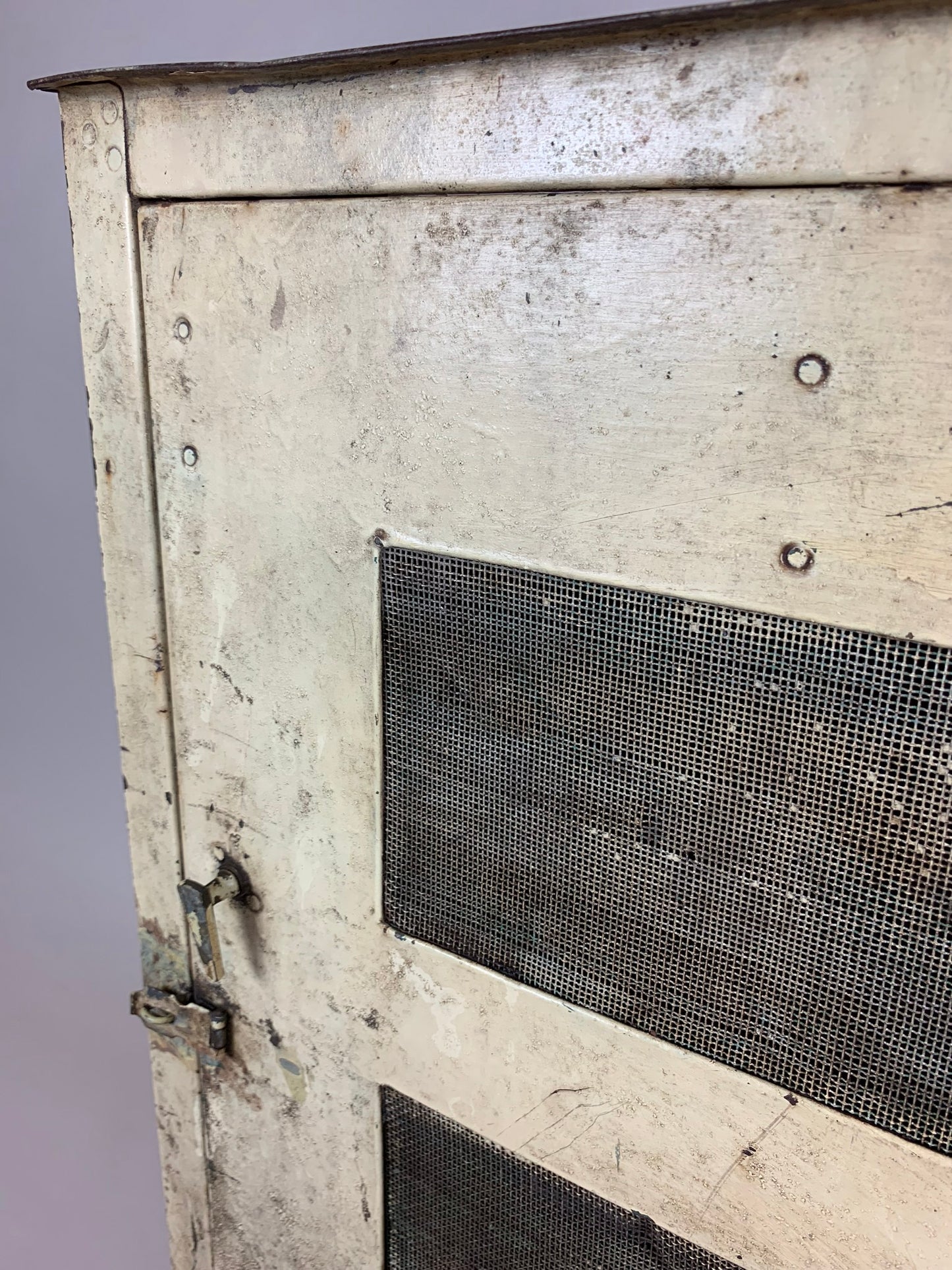 Vackert gammalt flugskåp med ben