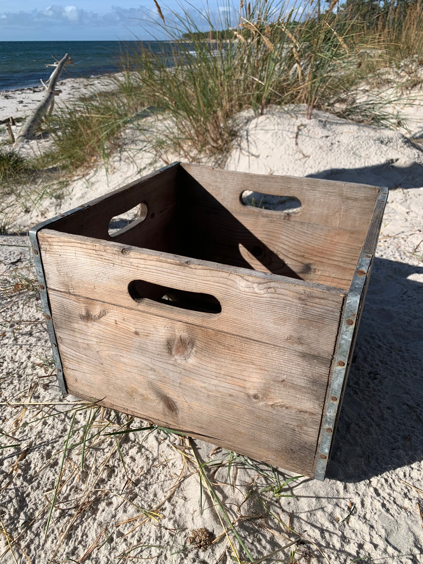 Trälåda med vackra detaljer i metall