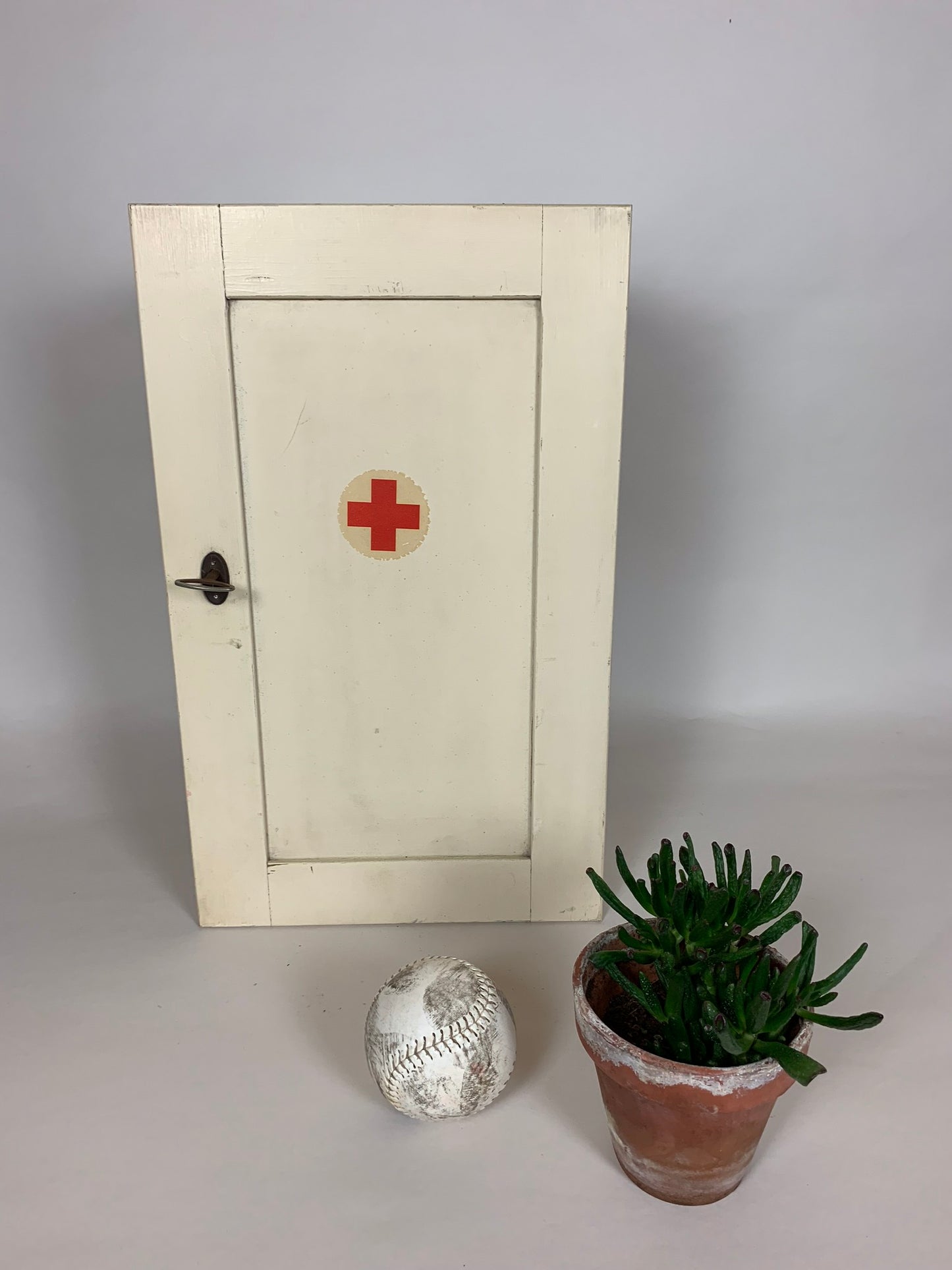 Medicinskåp med innehåll
