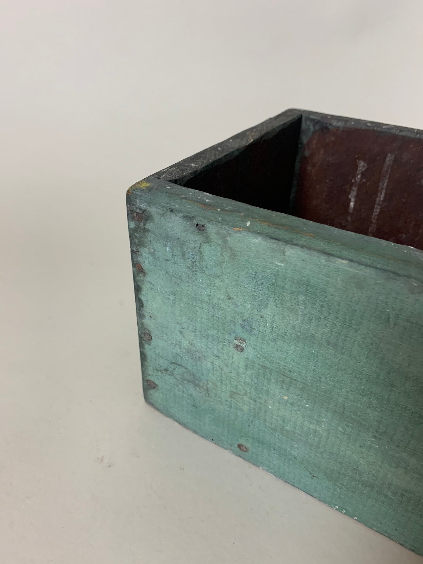 Grön trälåda med patina