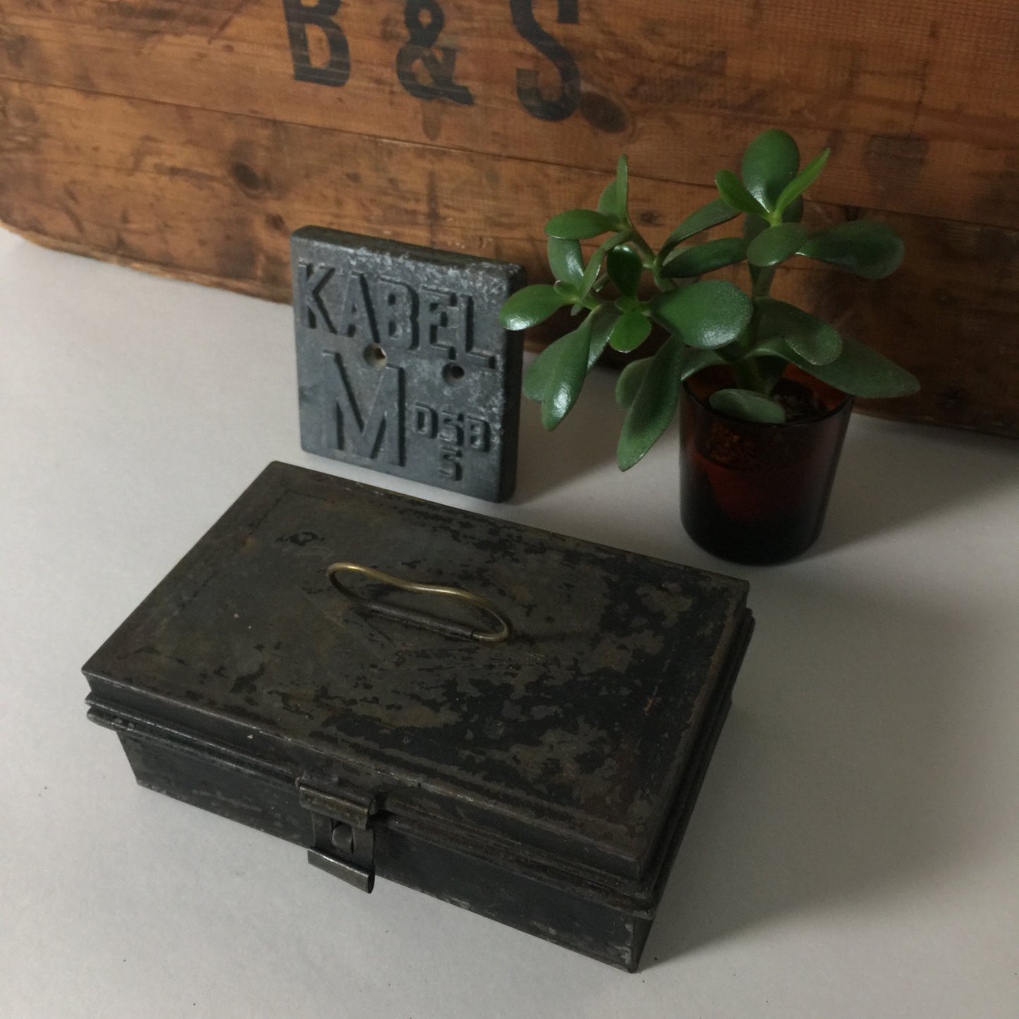 Vacker gammal metalllåda