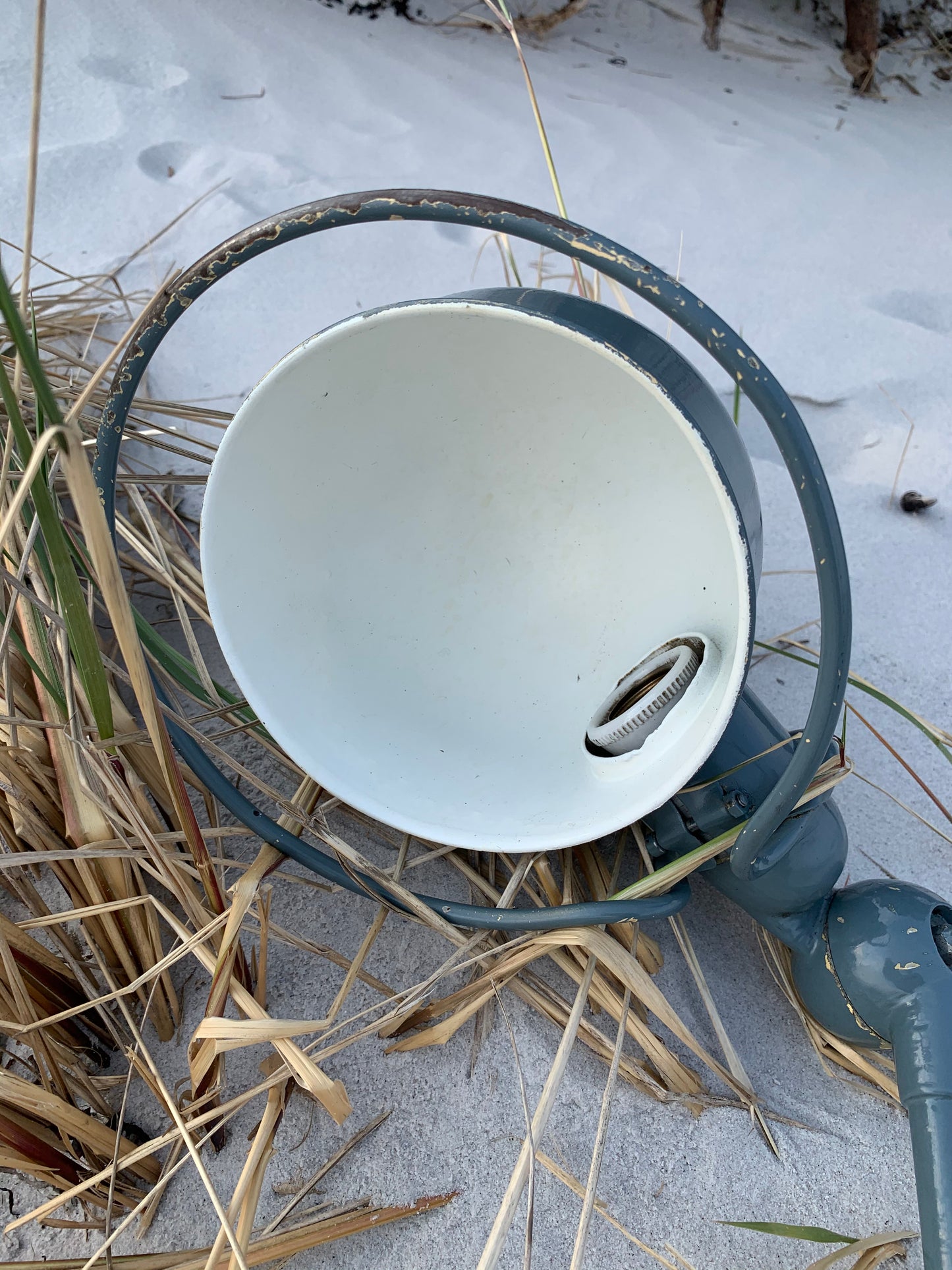 Jieldé vägglampa i grått med mycket patina