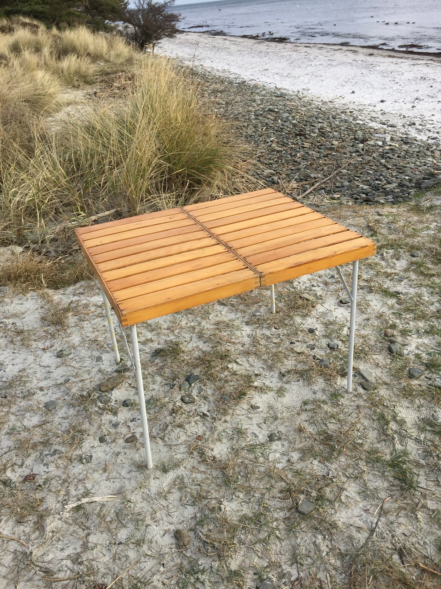 Snyggt fällbord i trä och metall