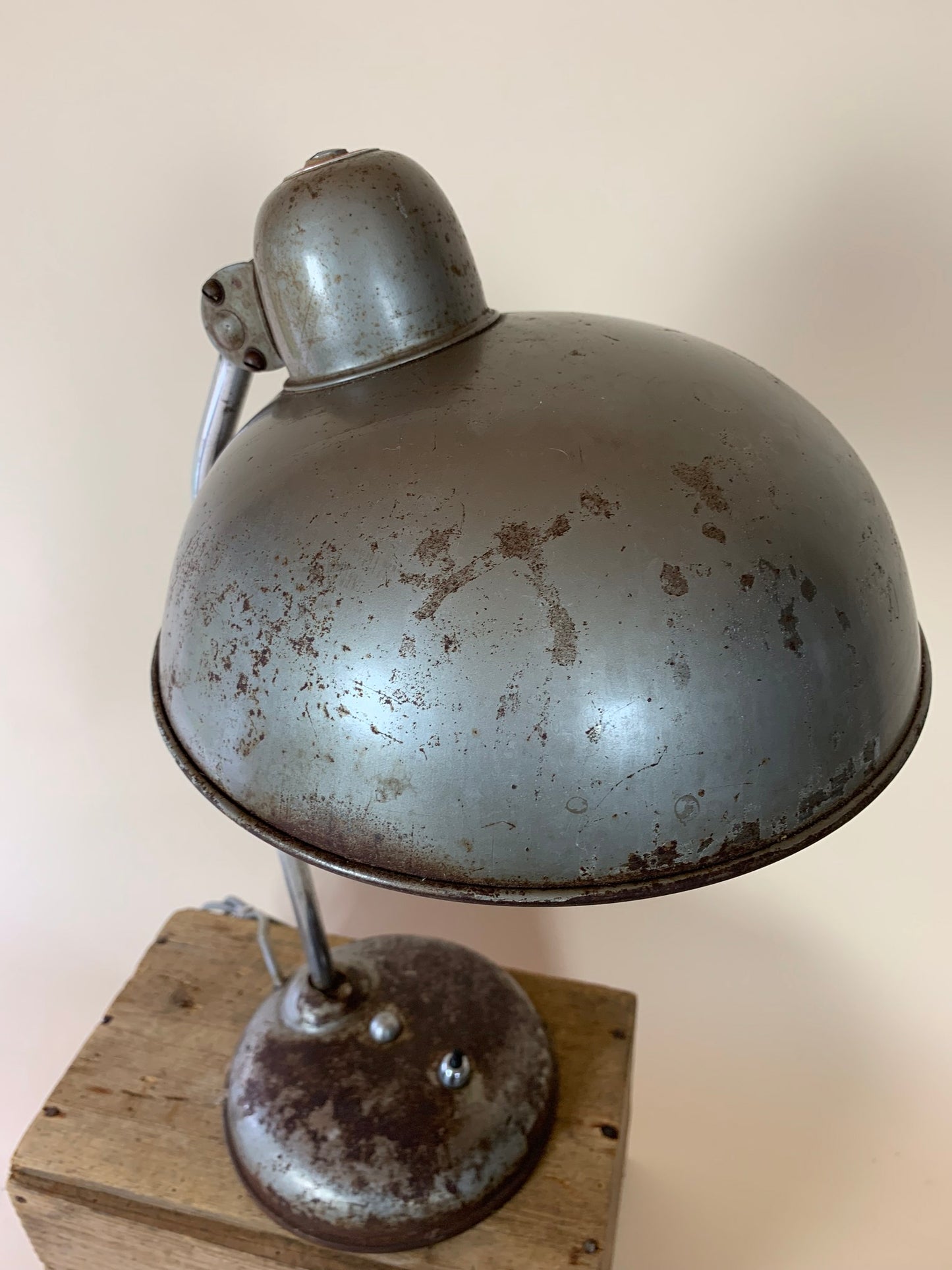 Helo bordslampa med mycket vacker patina