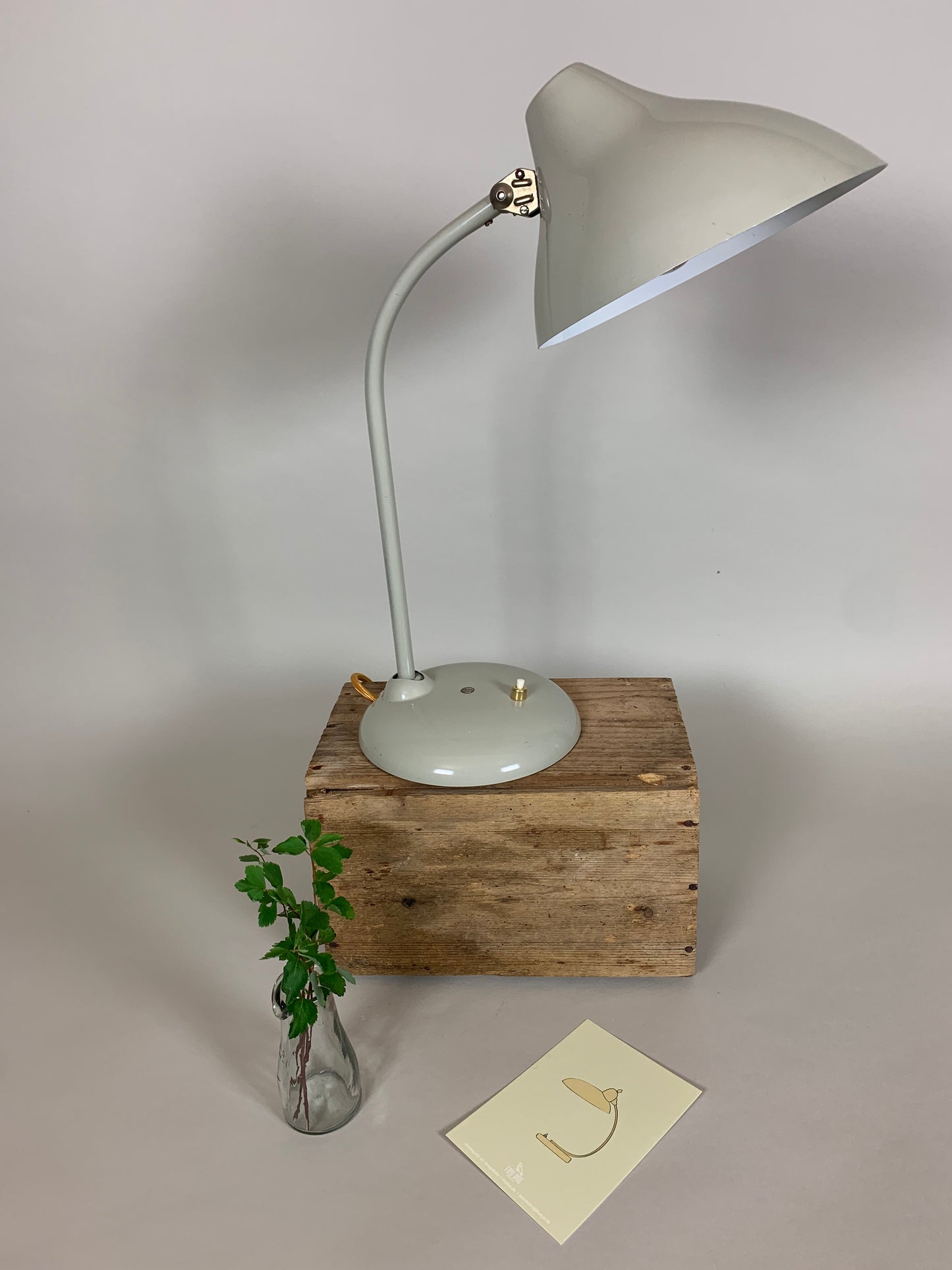 Grå Hala bordslampa med vackra mjuka linjer