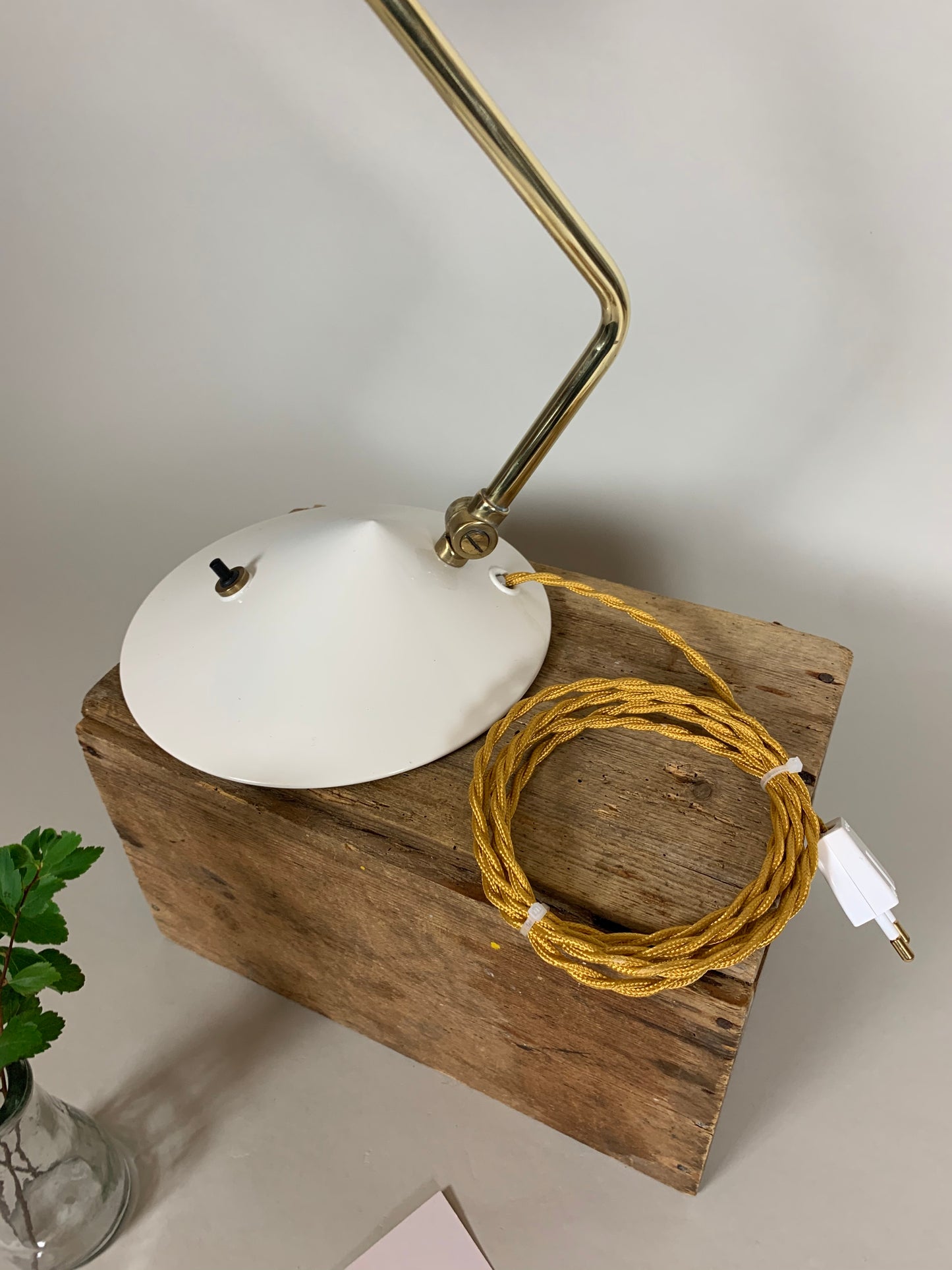 Hala bordslampa - Vit och mässing