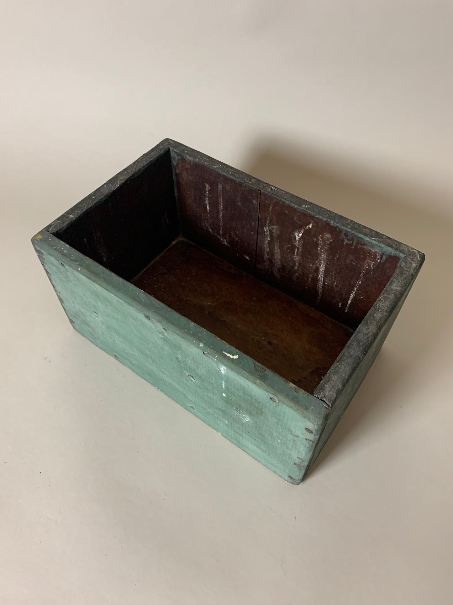 Grön trälåda med patina