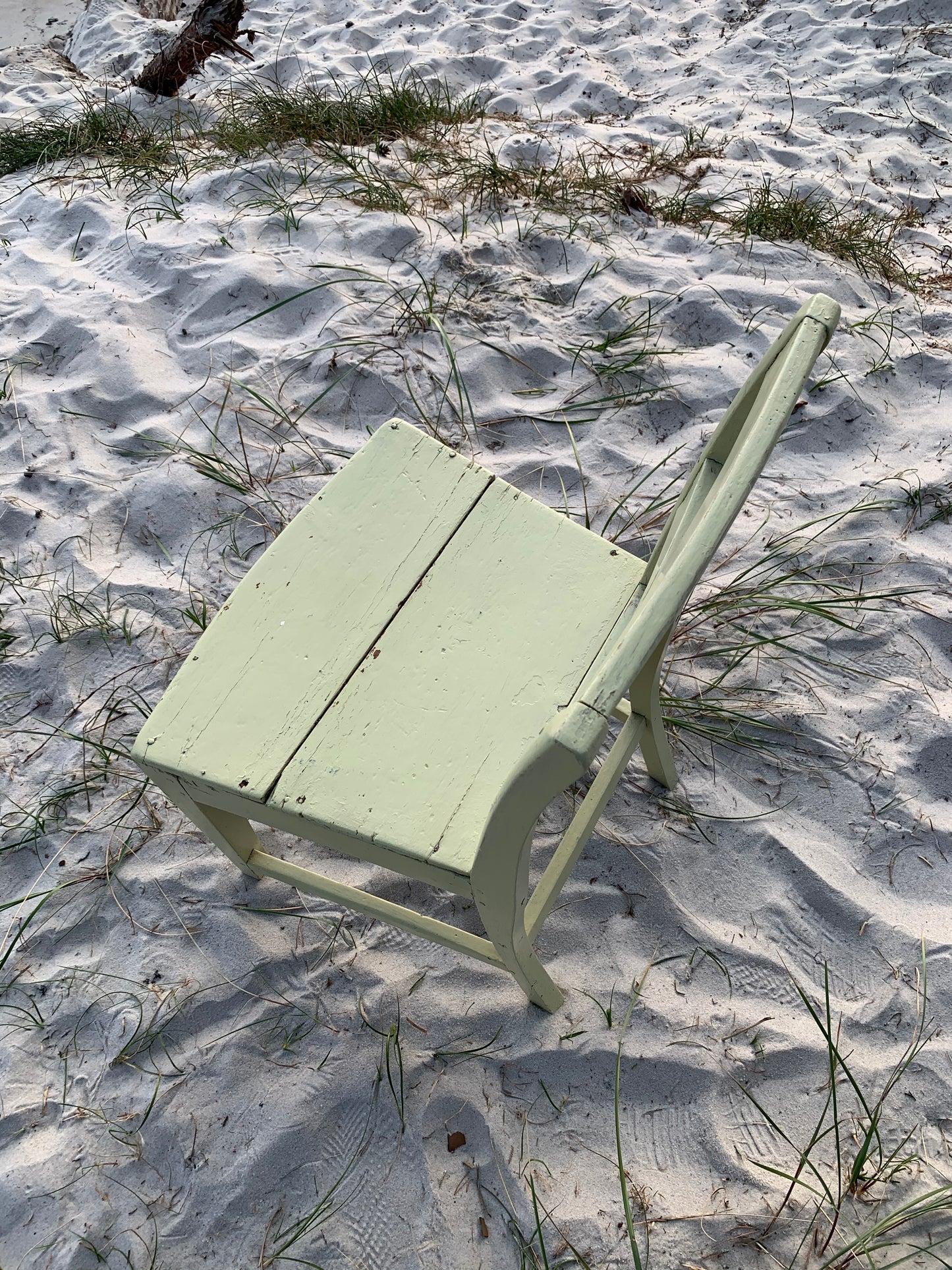 Fin gammal grön stol med vacker patina