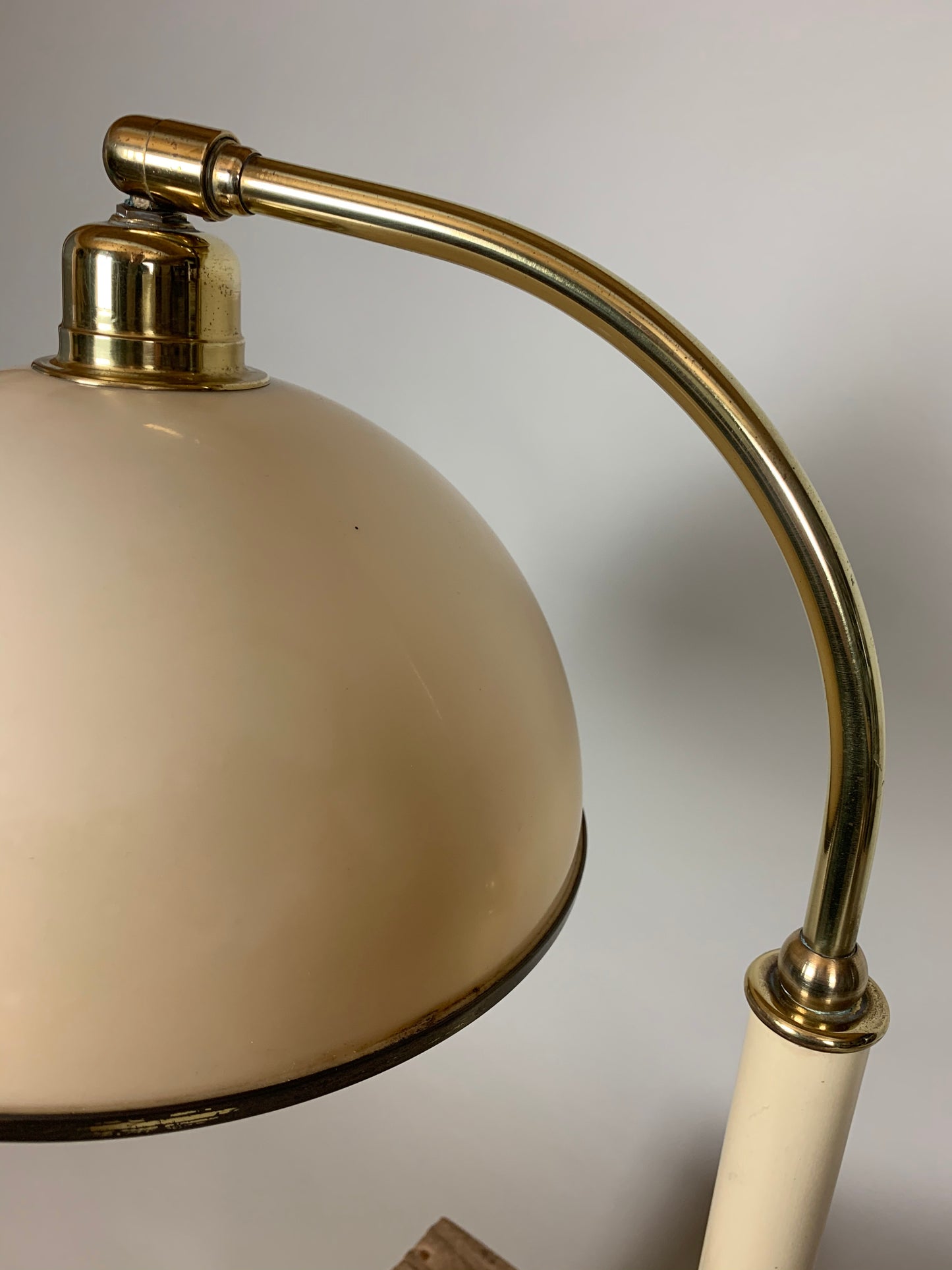 Vintage lampa med bakelitskärm