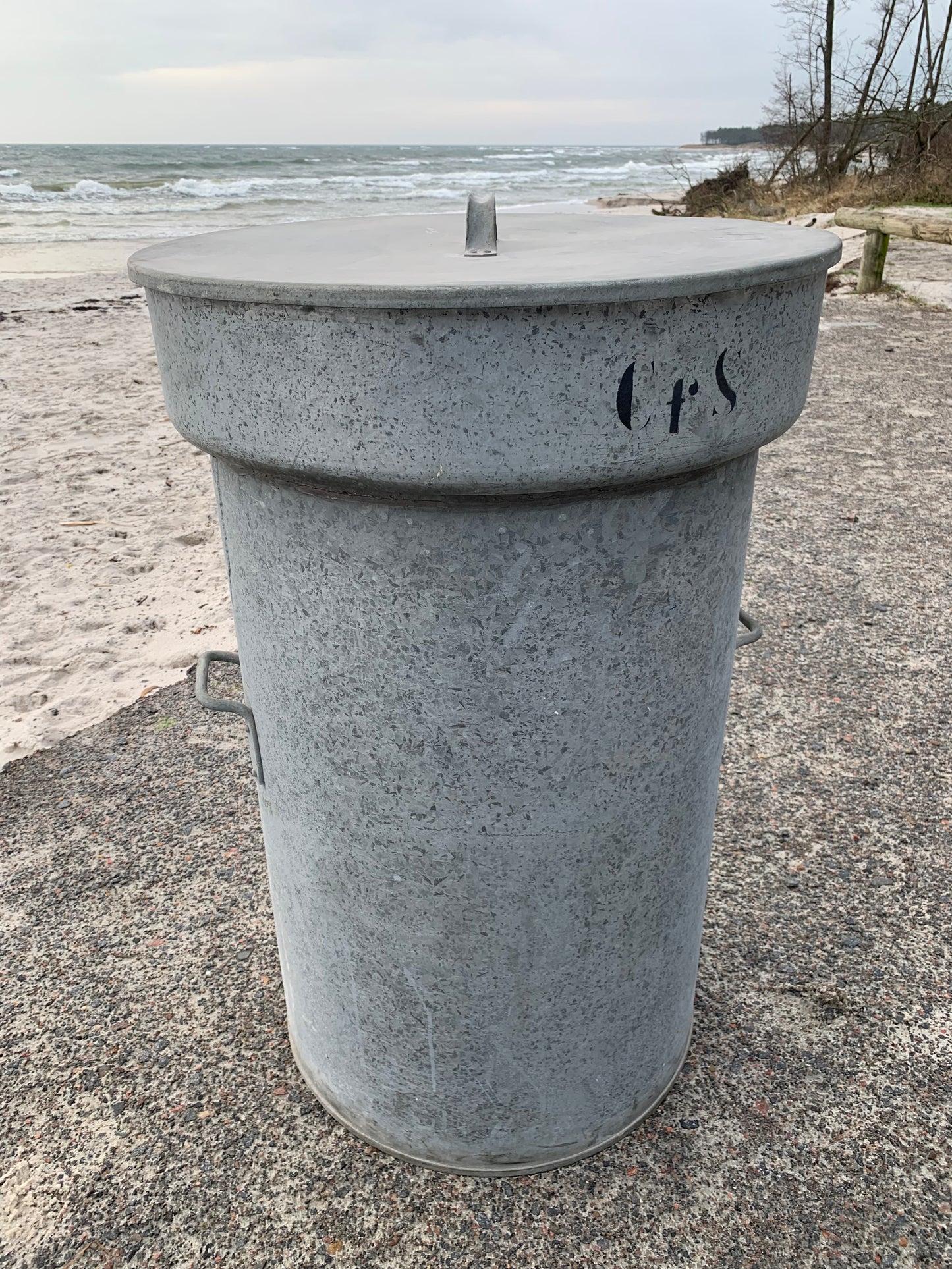 Mycket stor behållare med lock