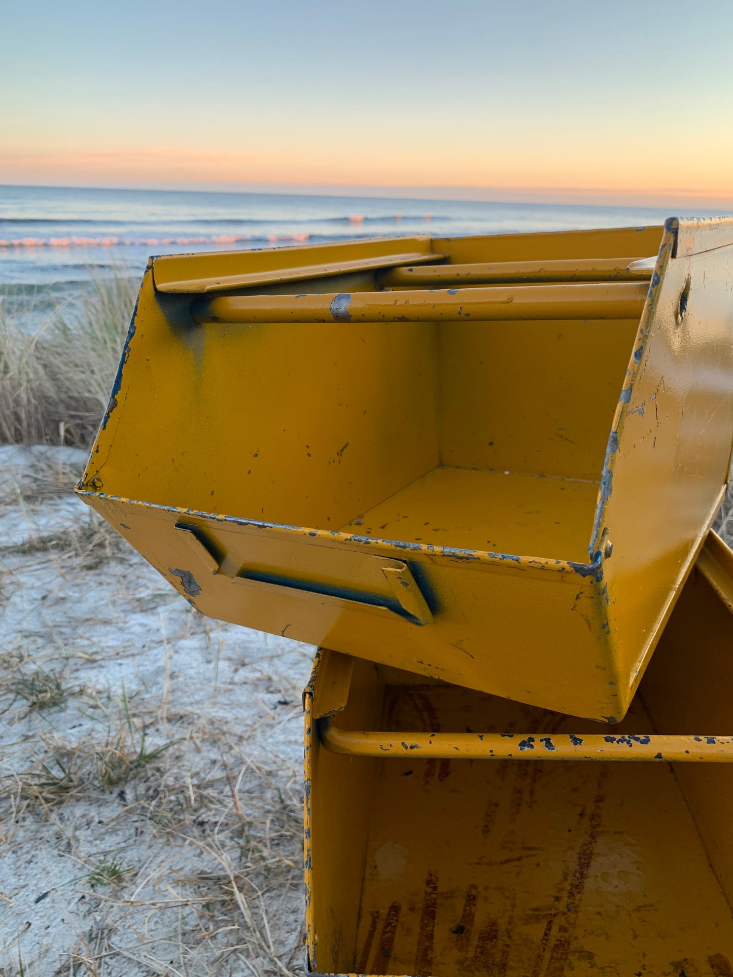 Gul stapelbar metalllåda