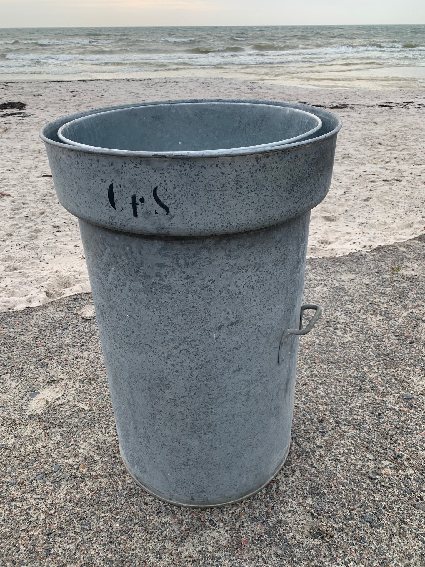 Mycket stor behållare med lock