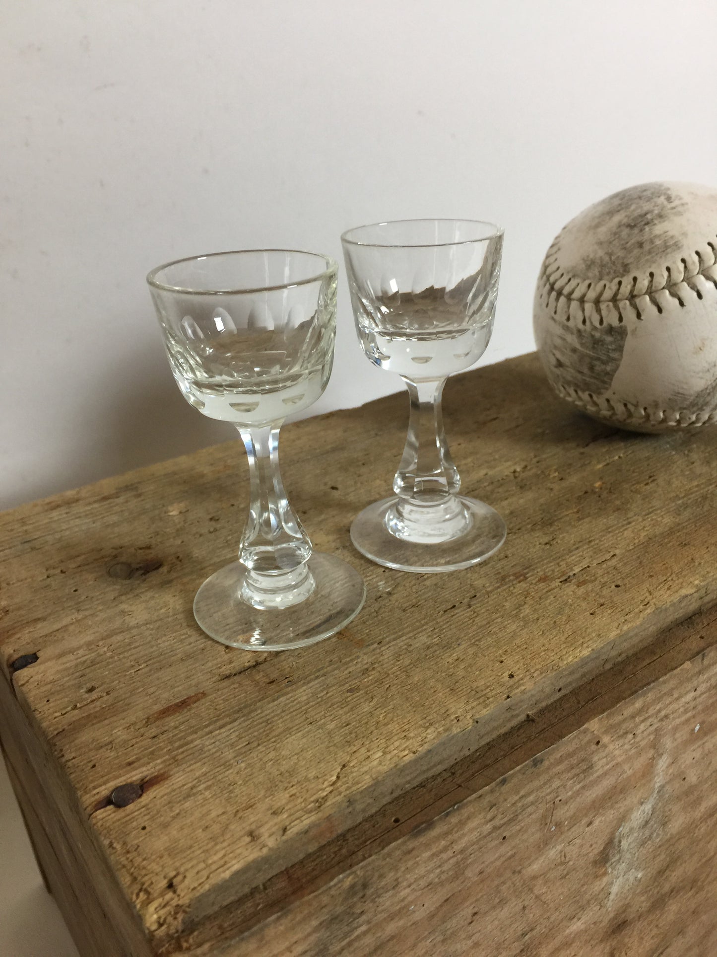 Två vackra gamla glas