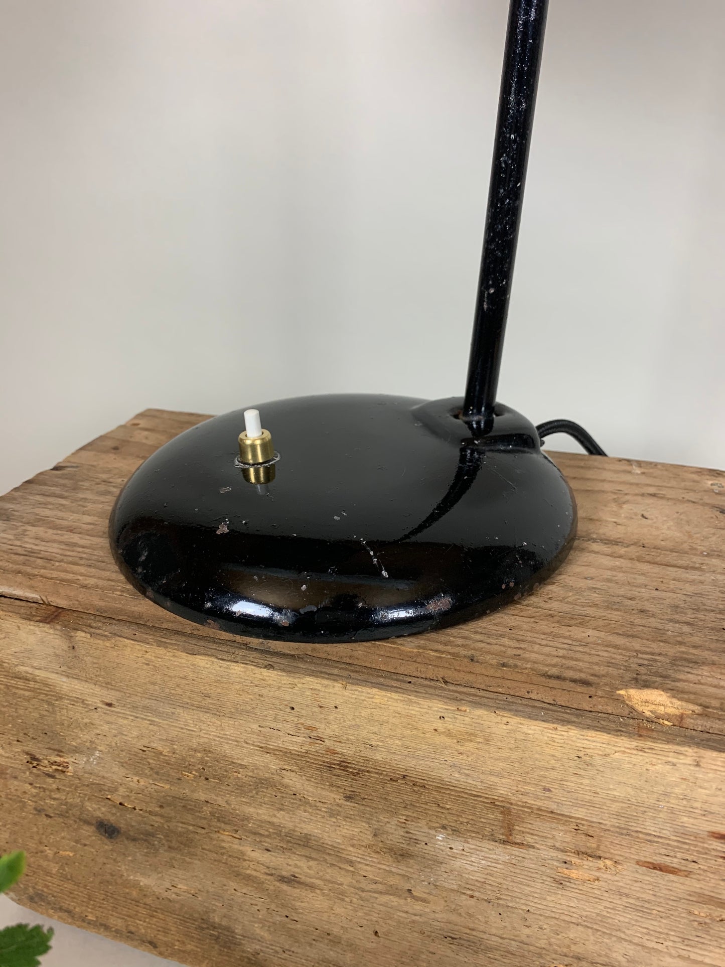 Svart Escolux vintage lampa med massor av vacker patina