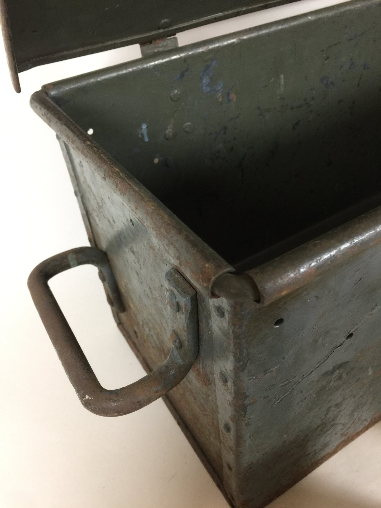 Fin gammal metalllåda med roliga detaljer