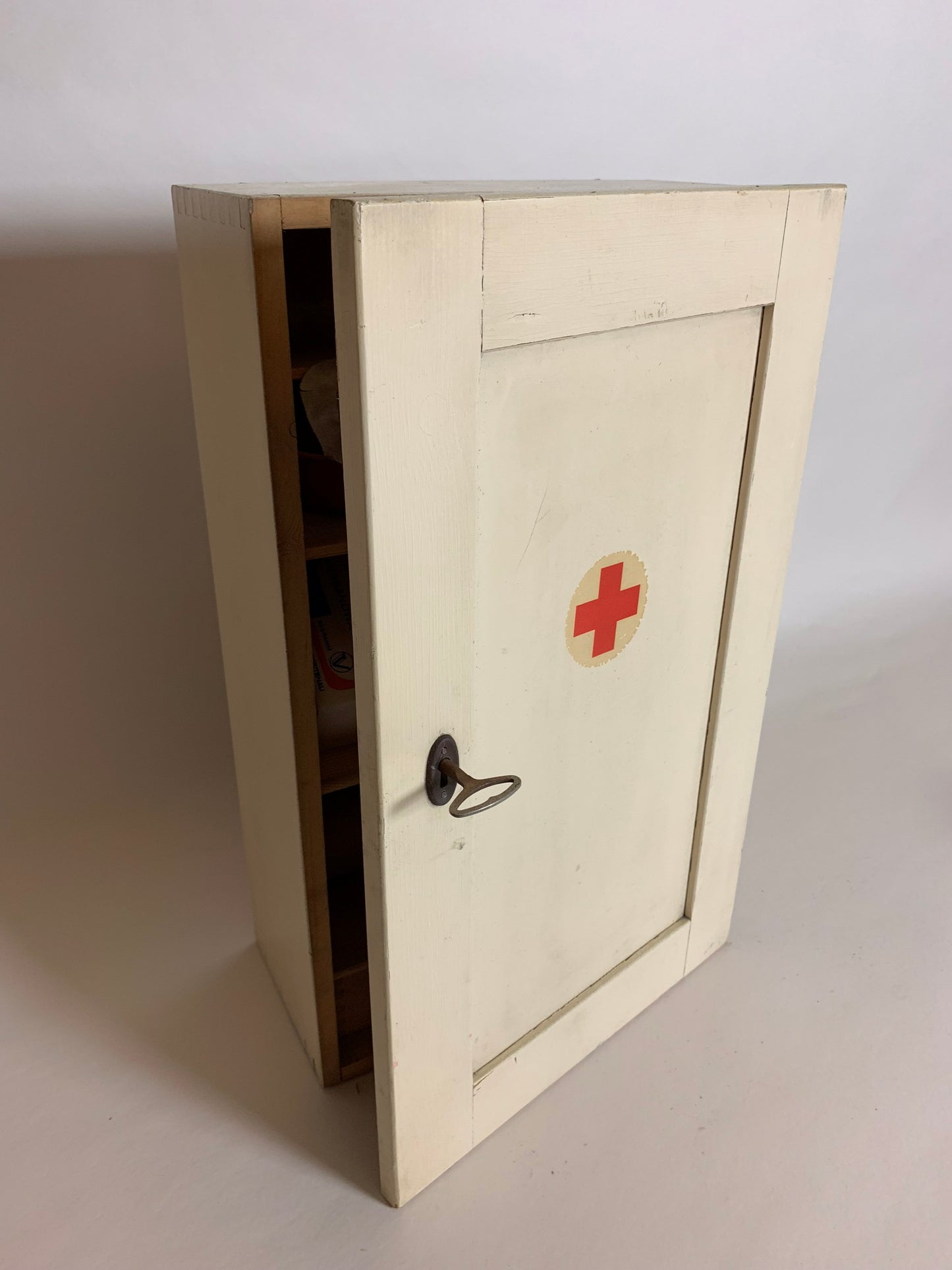 Medicinskåp med innehåll