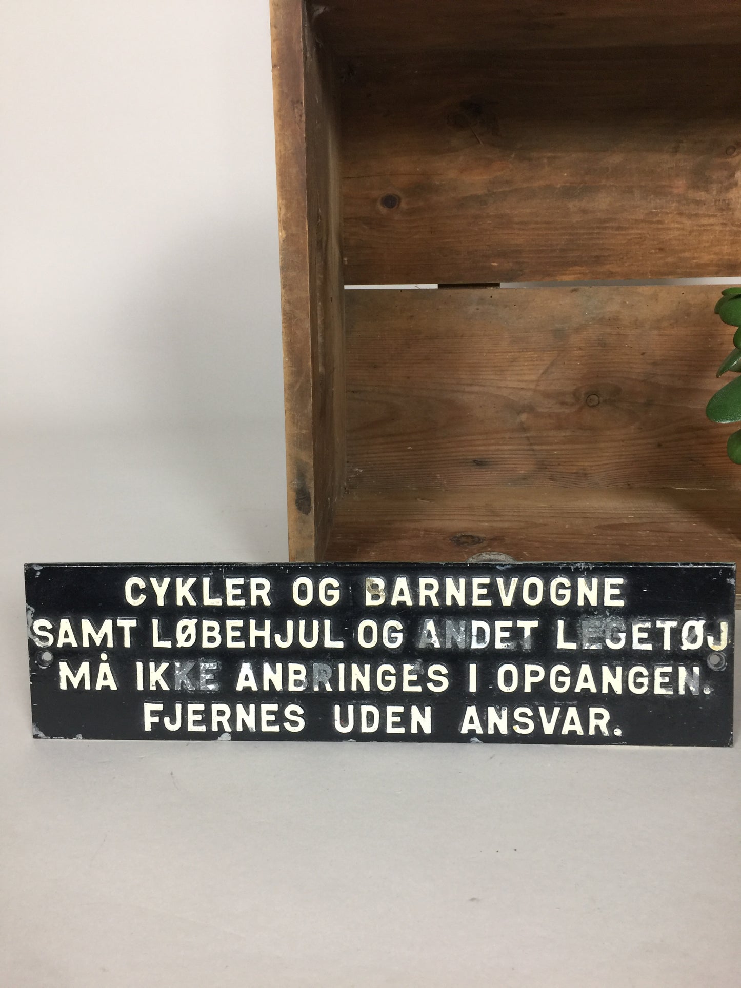 Skylt med text