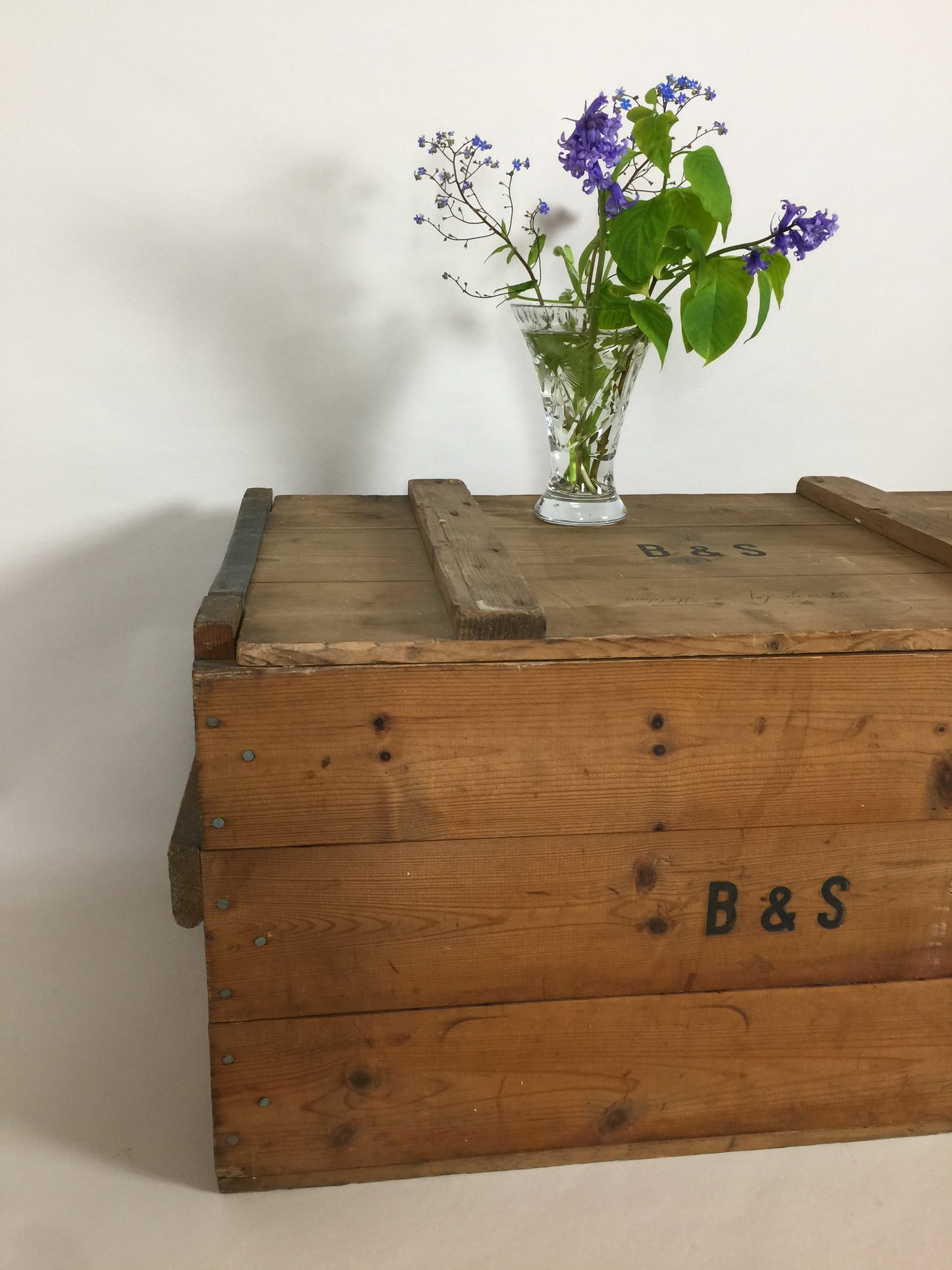 Stor vacker trälåda med lock